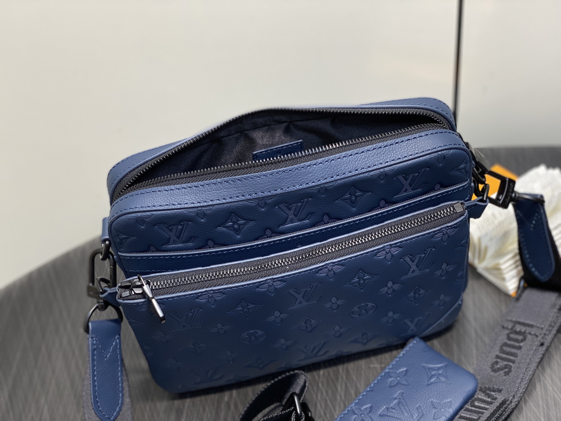 【顶级原单】M14785深蓝 全皮压花男包三件套 Trio 邮差包 取材柔软 Monogram Shad