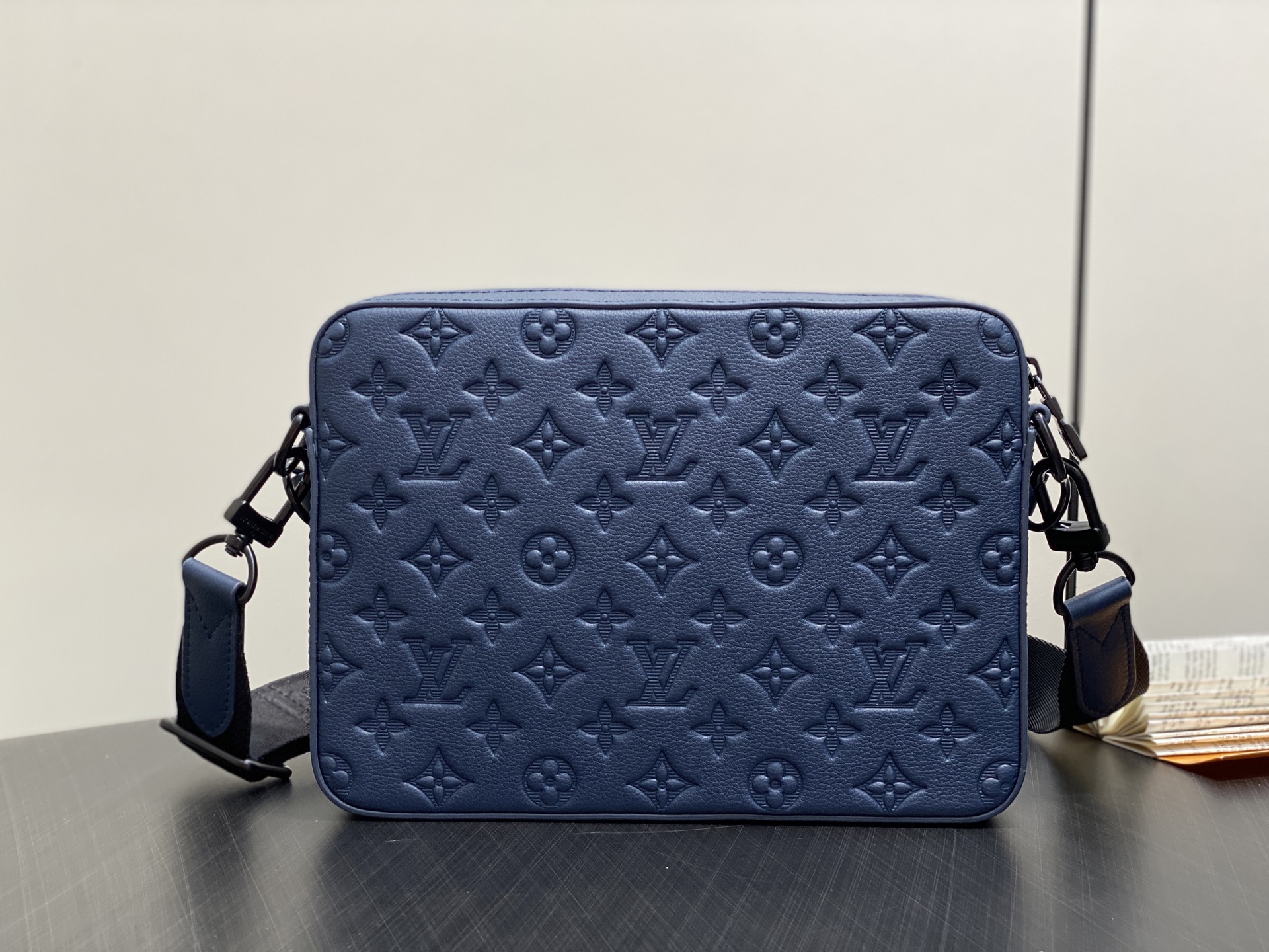 【顶级原单】M14785深蓝 全皮压花男包三件套 Trio 邮差包 取材柔软 Monogram Shad