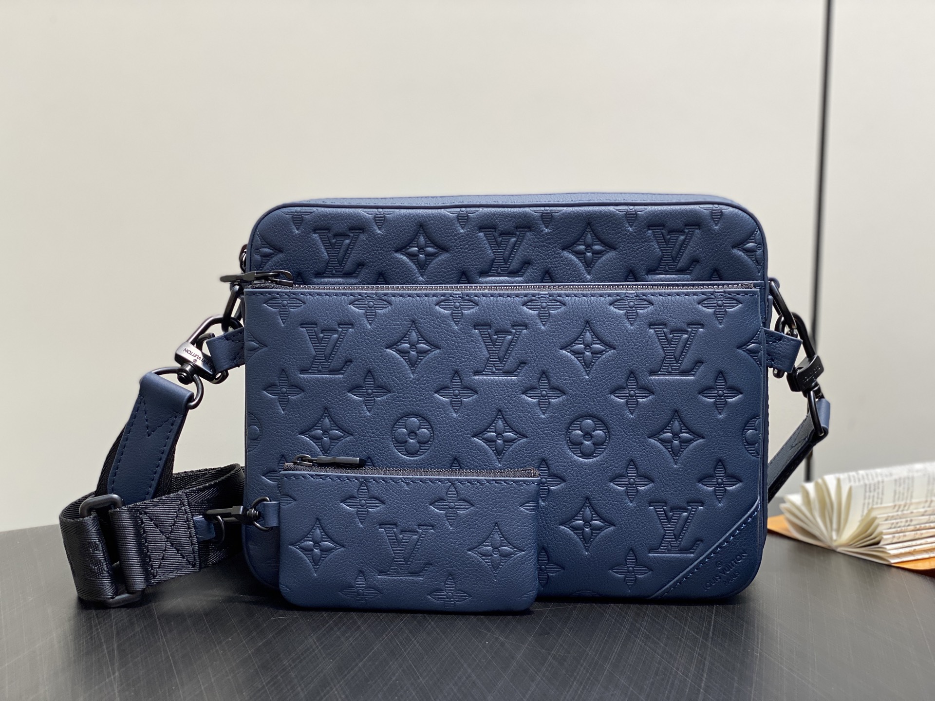 【顶级原单】M14785深蓝 全皮压花男包三件套 Trio 邮差包 取材柔软 Monogram Shad