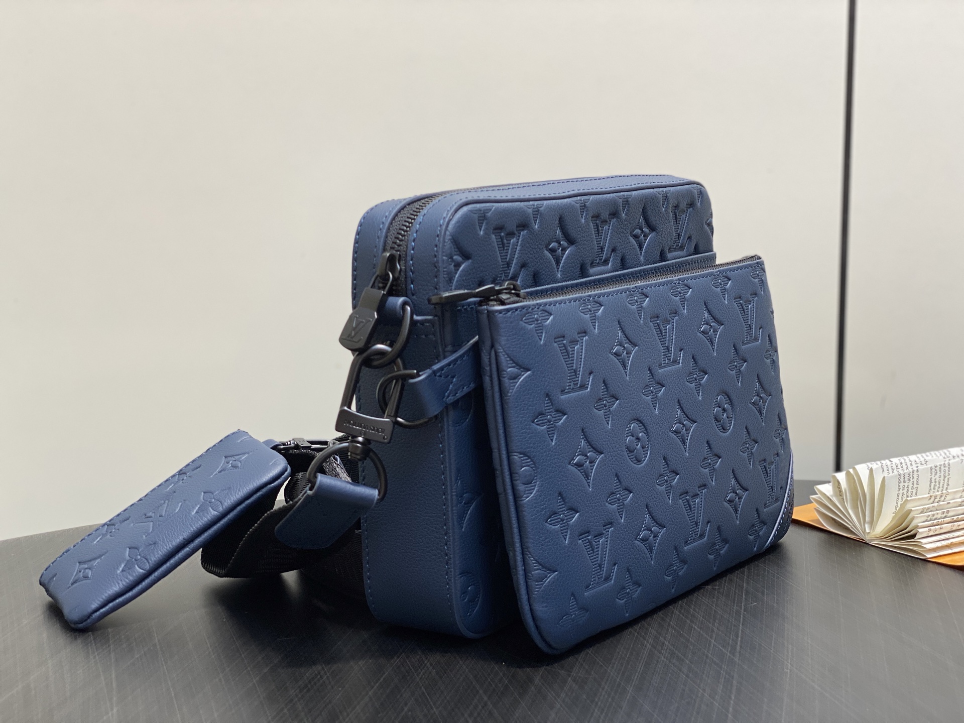 【顶级原单】M14785深蓝 全皮压花男包三件套 Trio 邮差包 取材柔软 Monogram Shad