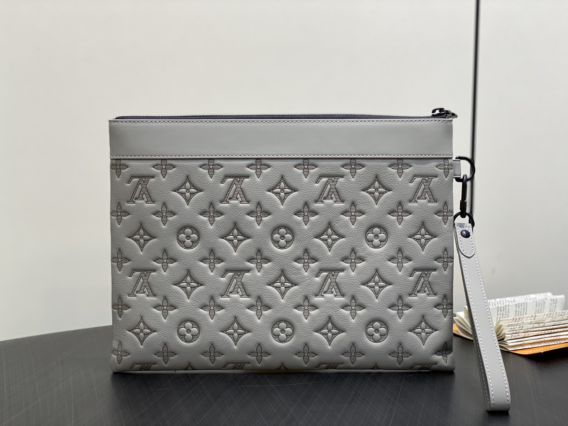 【顶级原单】M14914灰色 全皮压花手包手拿包 全新 Pochette To-Go 手拿包取材 Mon