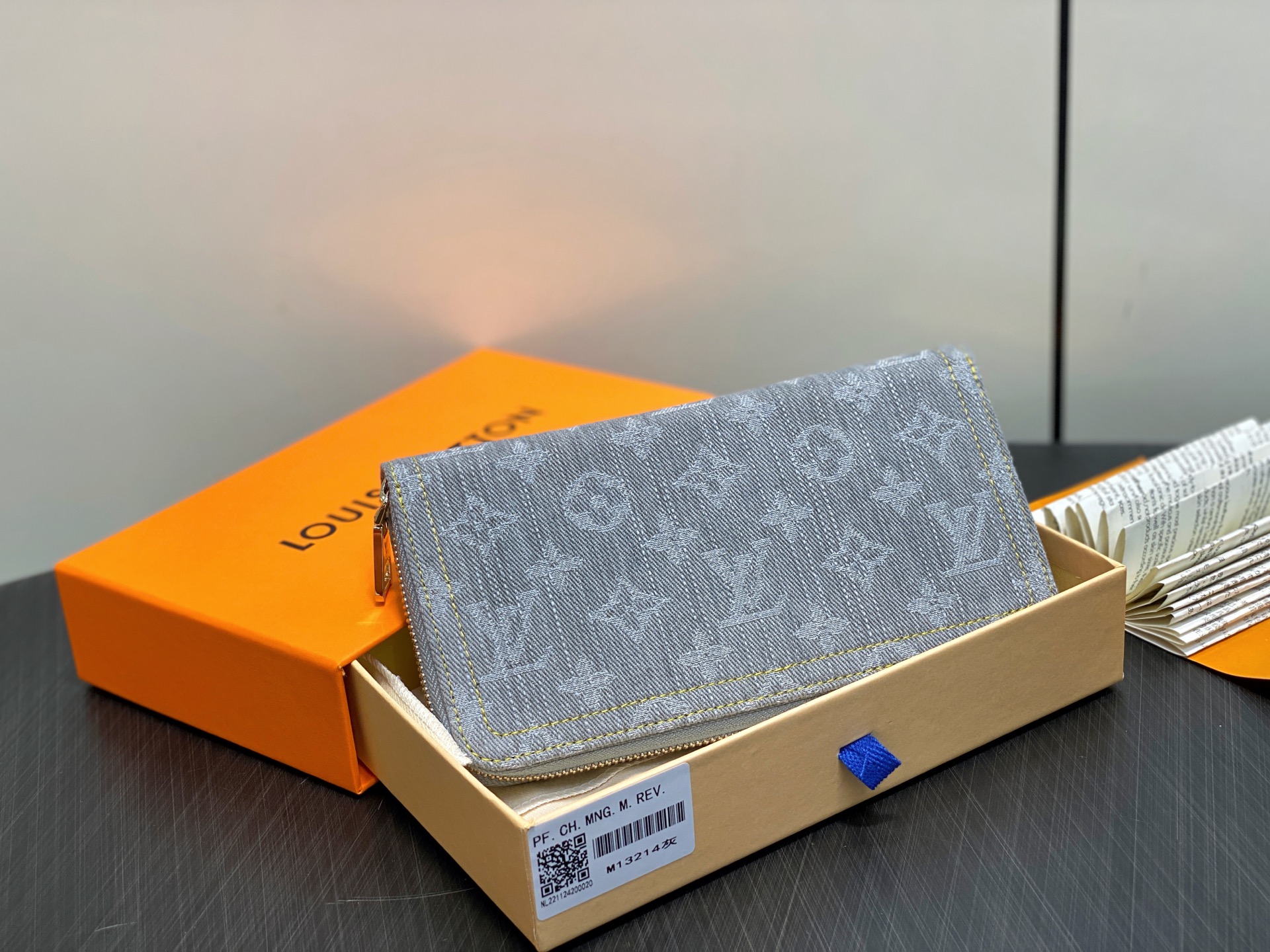 【顶级原单】M13214灰色丹宁牛仔 单拉链钱包 Zippy拉链钱夹 这款拉链钱包 以Monogram提