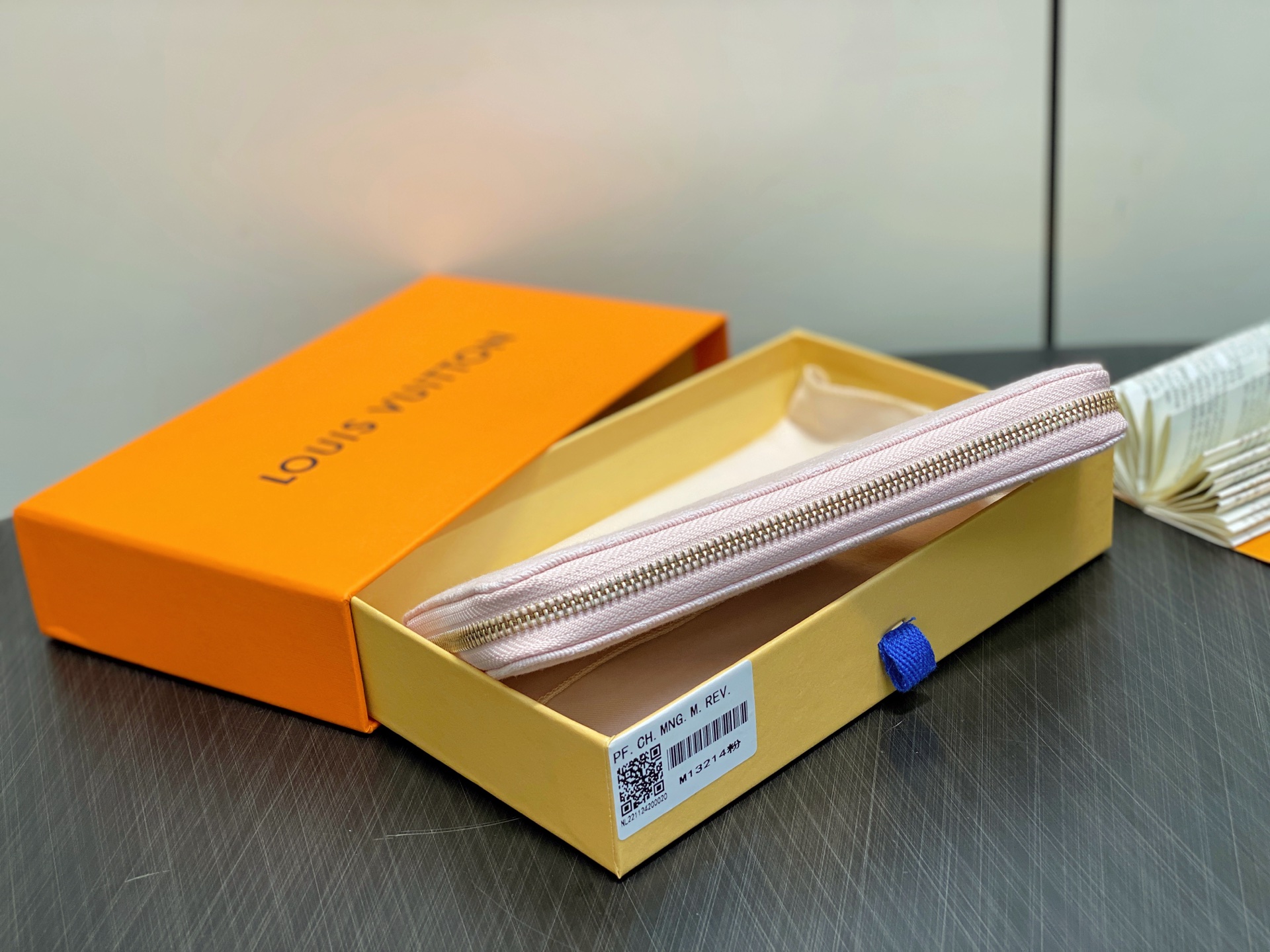 【顶级原单】M13214粉色丹宁牛仔 单拉链钱包 Zippy拉链钱夹 这款拉链钱包 以Monogram提