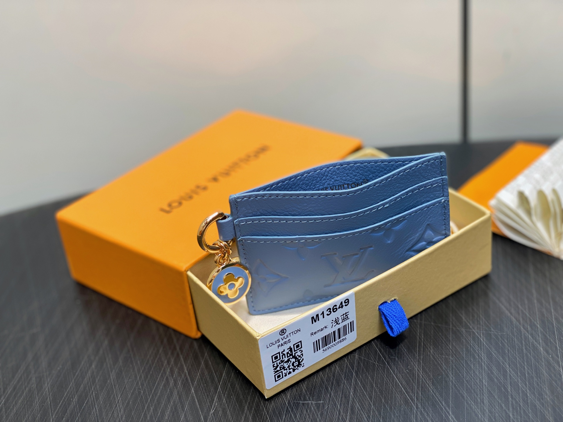 【顶级原单】M13649浅蓝 全皮卡包钱包 LV CHARMS 卡夹 本款 LV Charms 卡夹取材