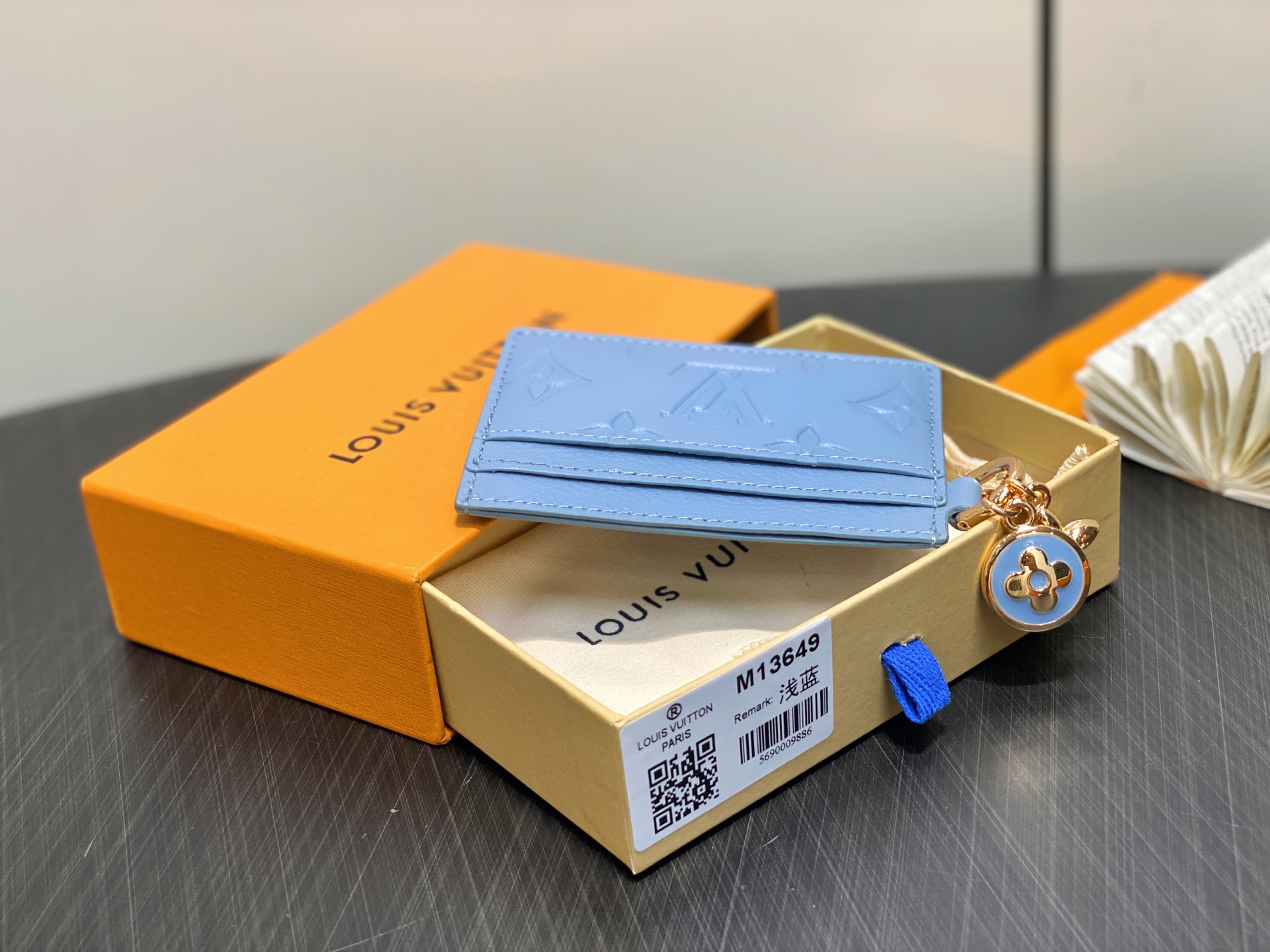 【顶级原单】M13649浅蓝 全皮卡包钱包 LV CHARMS 卡夹 本款 LV Charms 卡夹取材