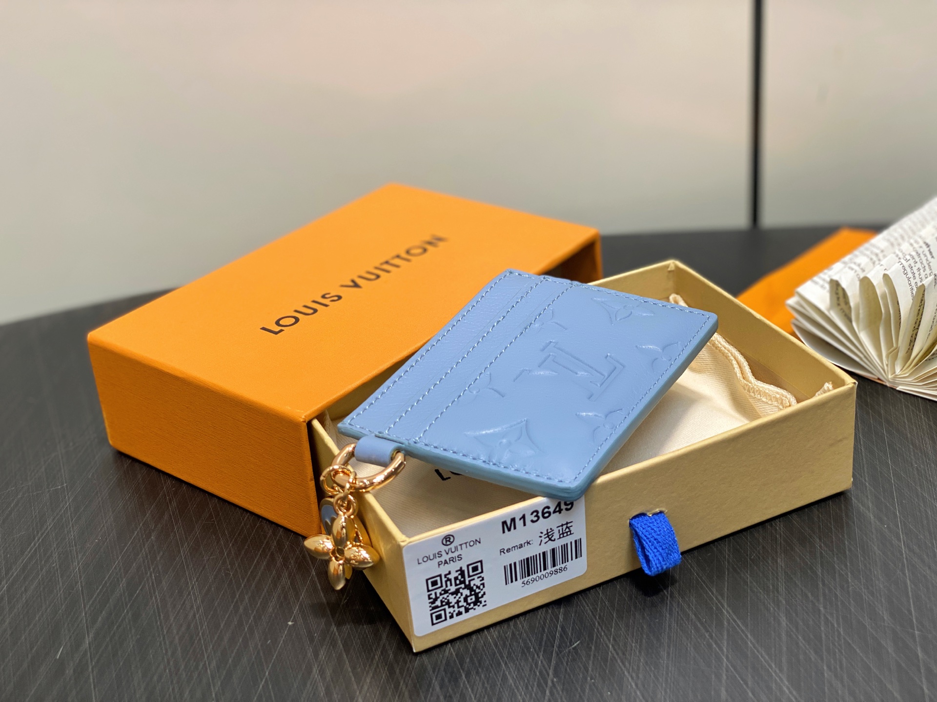 【顶级原单】M13649浅蓝 全皮卡包钱包 LV CHARMS 卡夹 本款 LV Charms 卡夹取材