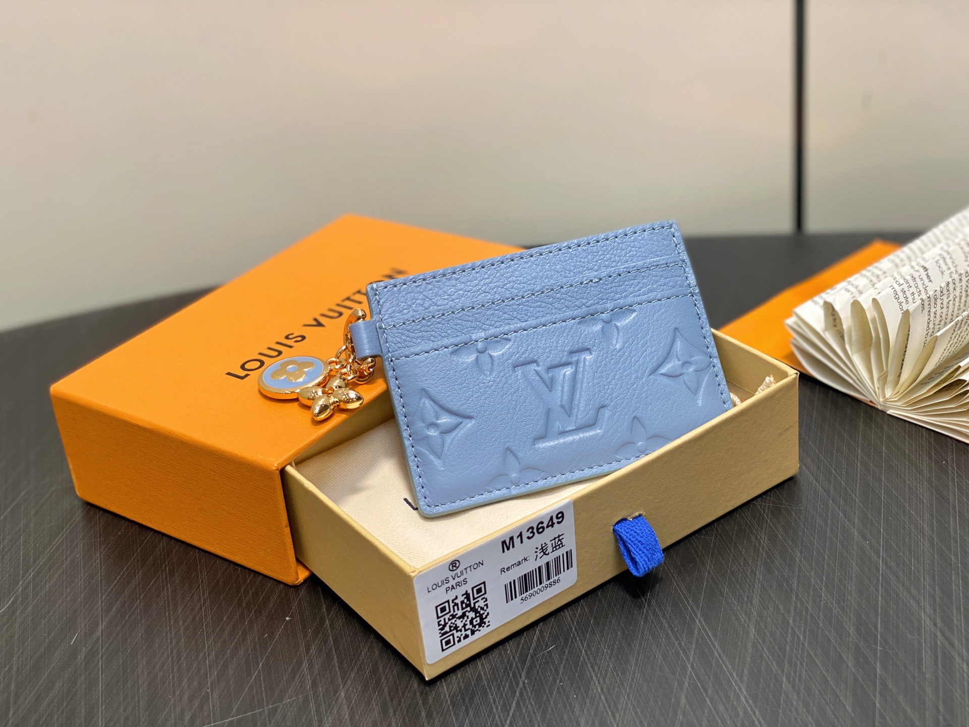【顶级原单】M13649浅蓝 全皮卡包钱包 LV CHARMS 卡夹 本款 LV Charms 卡夹取材