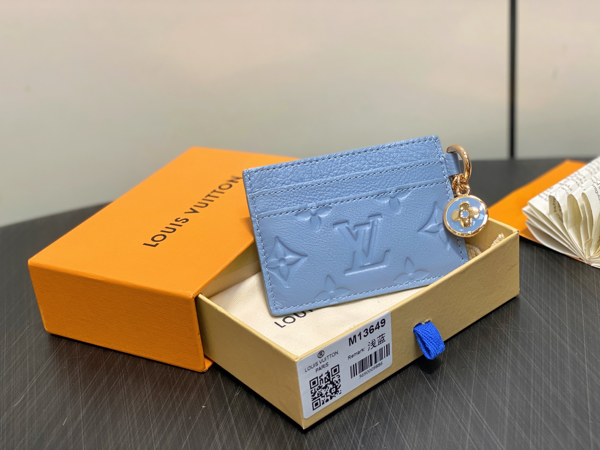 【顶级原单】M13649浅蓝 全皮卡包钱包 LV CHARMS 卡夹 本款 LV Charms 卡夹取材