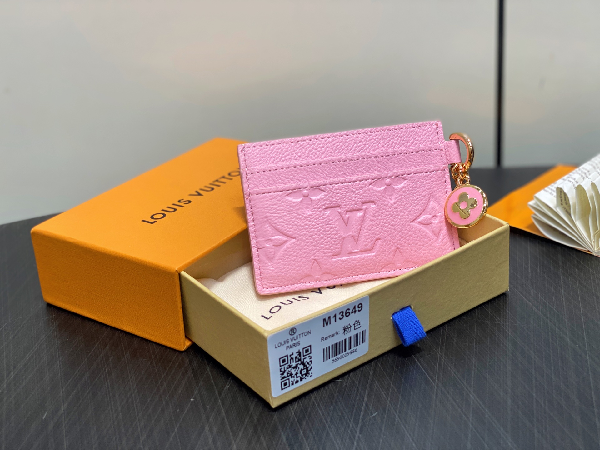 【顶级原单】M13649粉色 全皮卡包钱包 LV CHARMS 卡夹 本款 LV Charms 卡夹取材