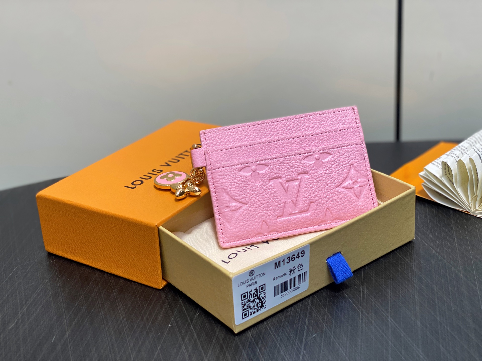 【顶级原单】M13649粉色 全皮卡包钱包 LV CHARMS 卡夹 本款 LV Charms 卡夹取材