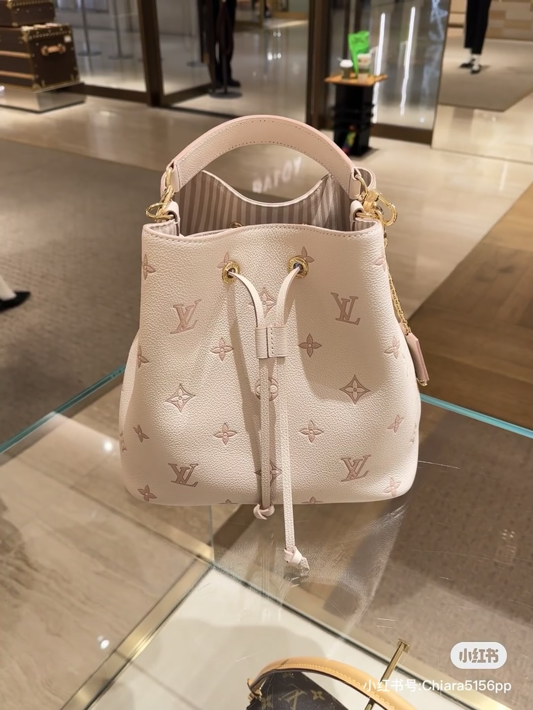 NO:551836,[NONO medium handbag] m45256 M14401 milky apricot color (jacquard) model picture,19860909【NONO 中号手袋】m45256 M14401奶杏色（提花）模特图,,Bag