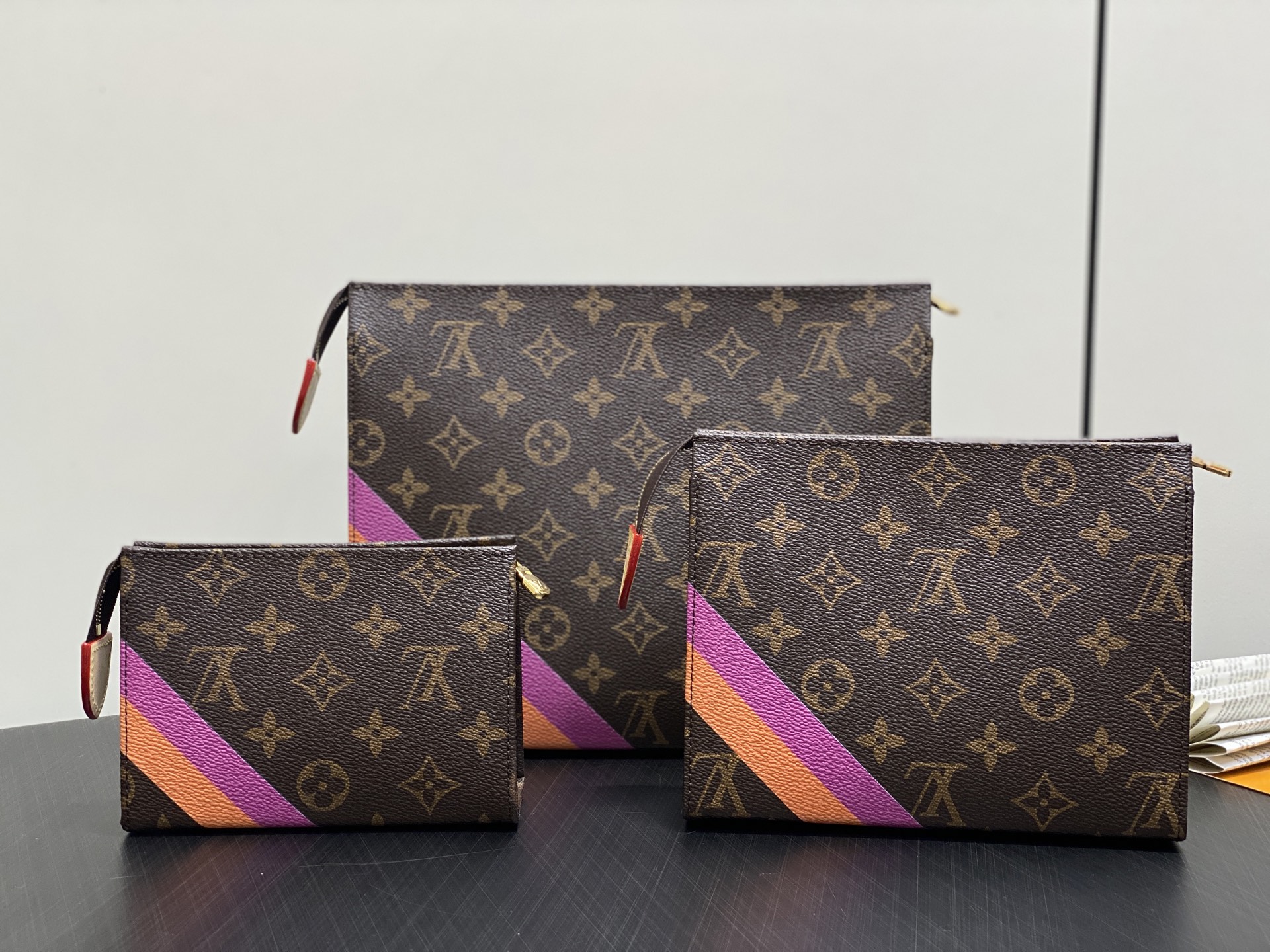 Louis Vuitton Trio Pouch Monogram Eclipse 20 x 5.5 x 25 cm everyday