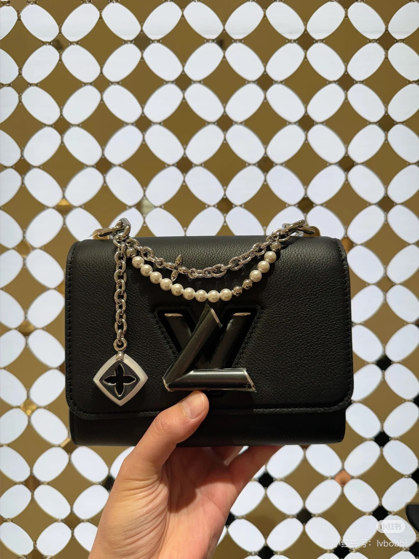 NO:551194,[Sac Twist M Slim handbag] M14636 black model picture,19860909【Sac Twist M Slim 手袋】 M14636 黑色 模特图,,Bag