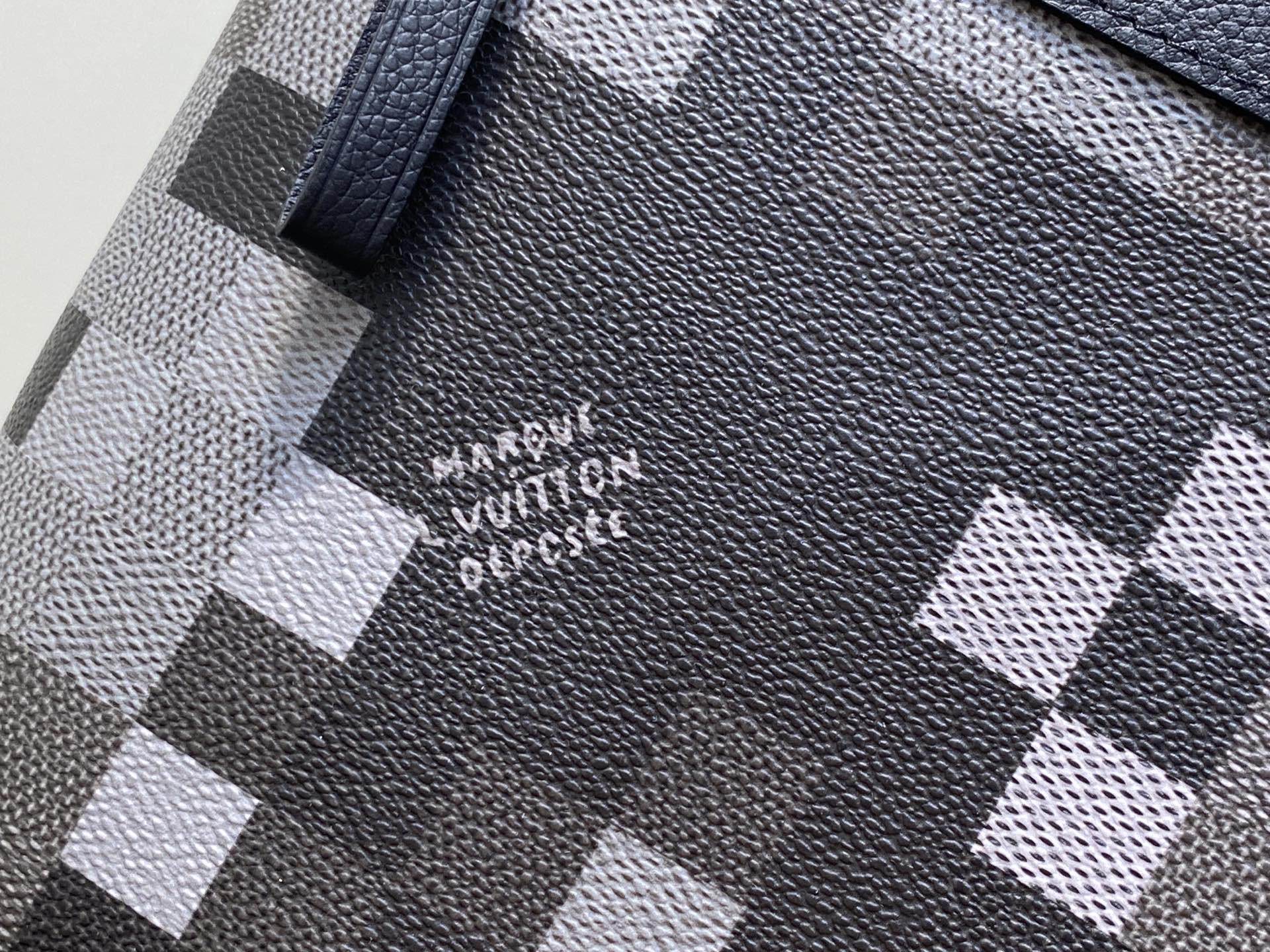 Louis Vuitton M14926 Black Damier Standard everyday