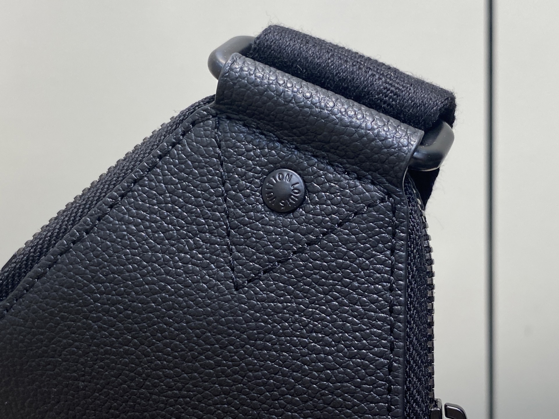 【顶级原单】M14953黑格 马赛克迷彩男包胸包Bolsa Sling Avenue 胸包 m14953