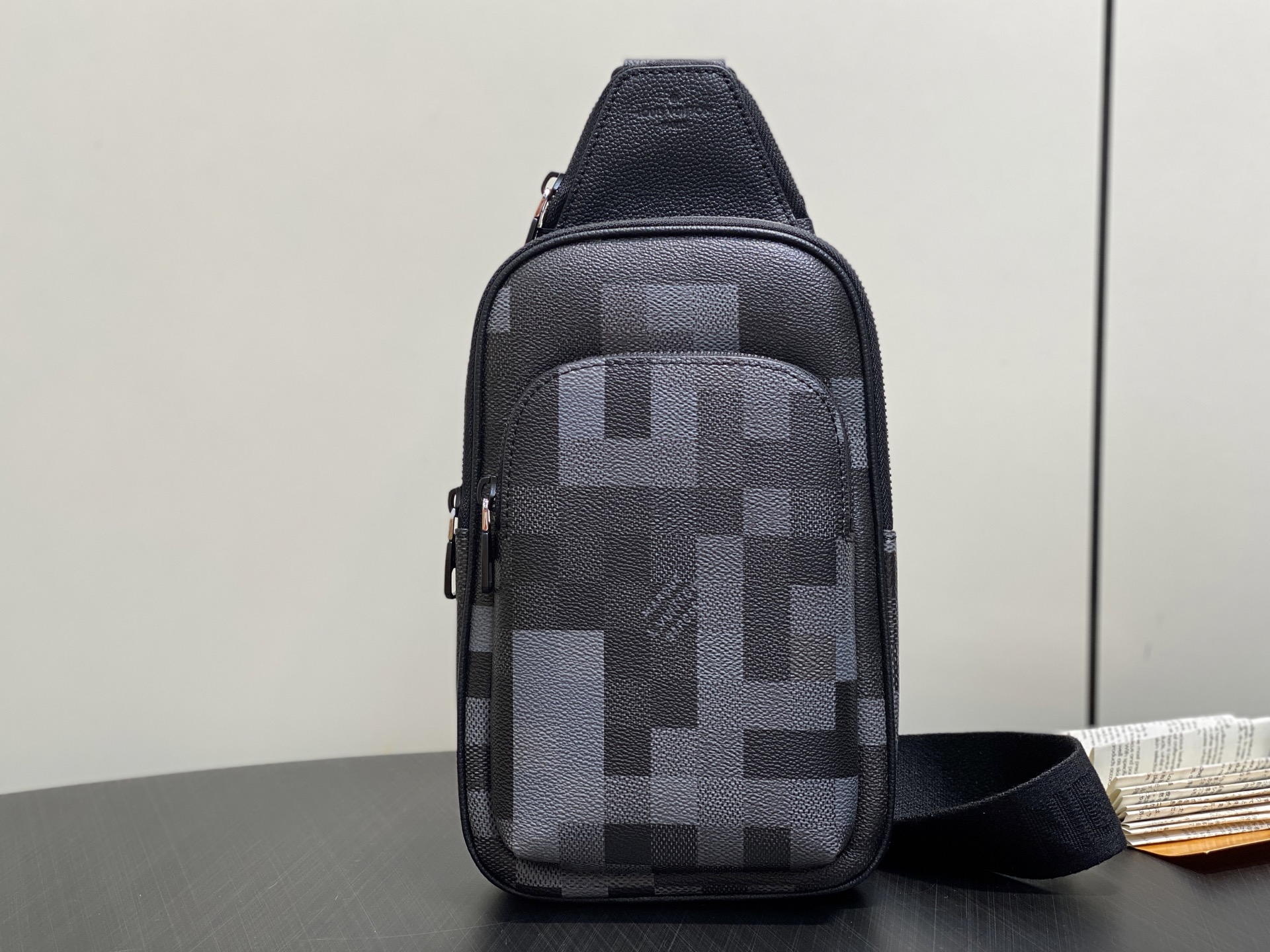 【顶级原单】M14953黑格 马赛克迷彩男包胸包Bolsa Sling Avenue 胸包 m14953