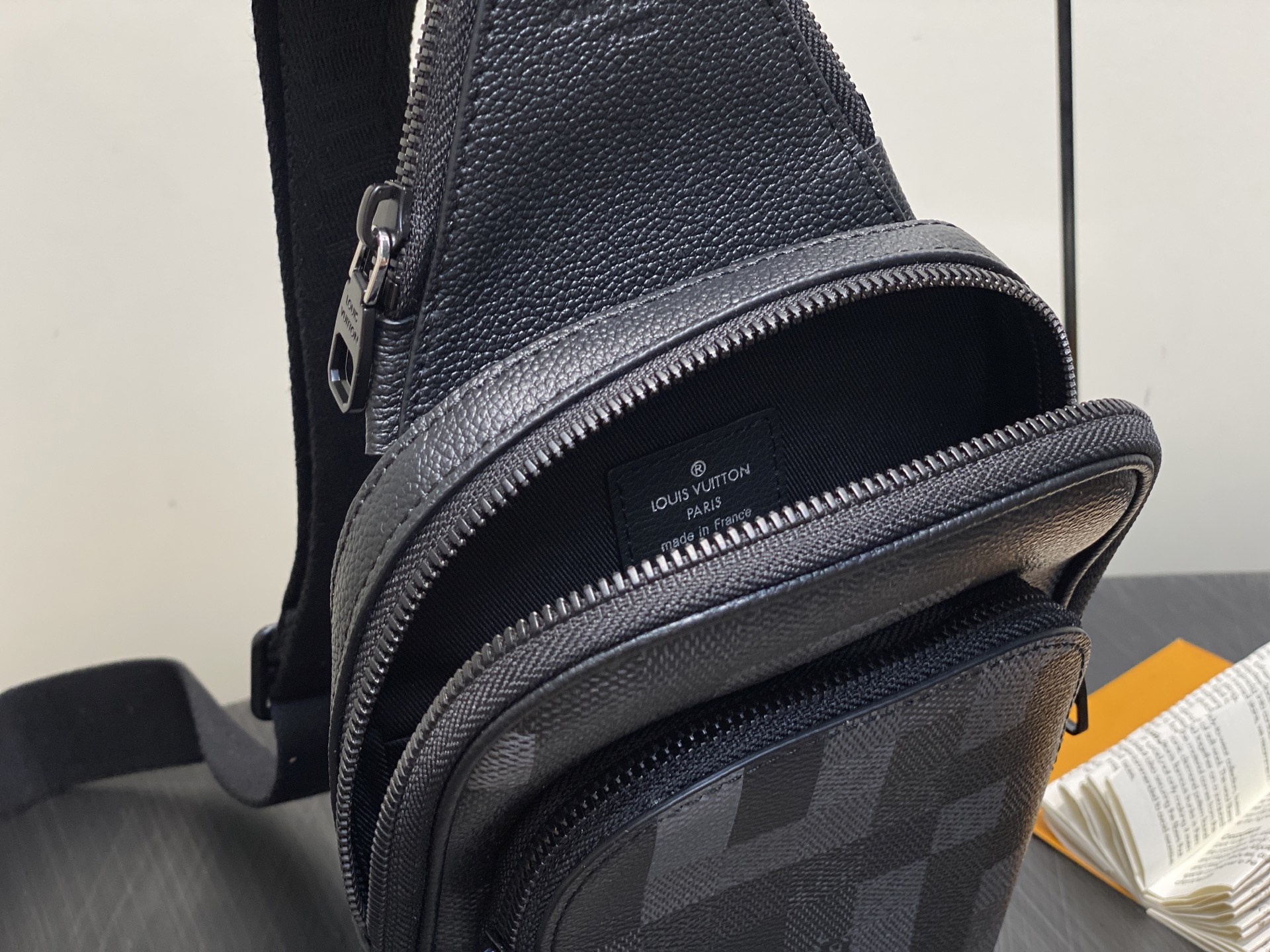 【顶级原单】M14953黑格 马赛克迷彩男包胸包Bolsa Sling Avenue 胸包 m14953