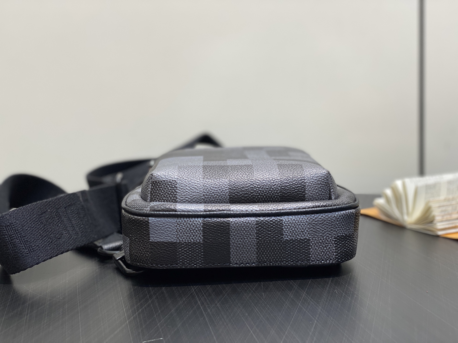 【顶级原单】M14953黑格 马赛克迷彩男包胸包Bolsa Sling Avenue 胸包 m14953