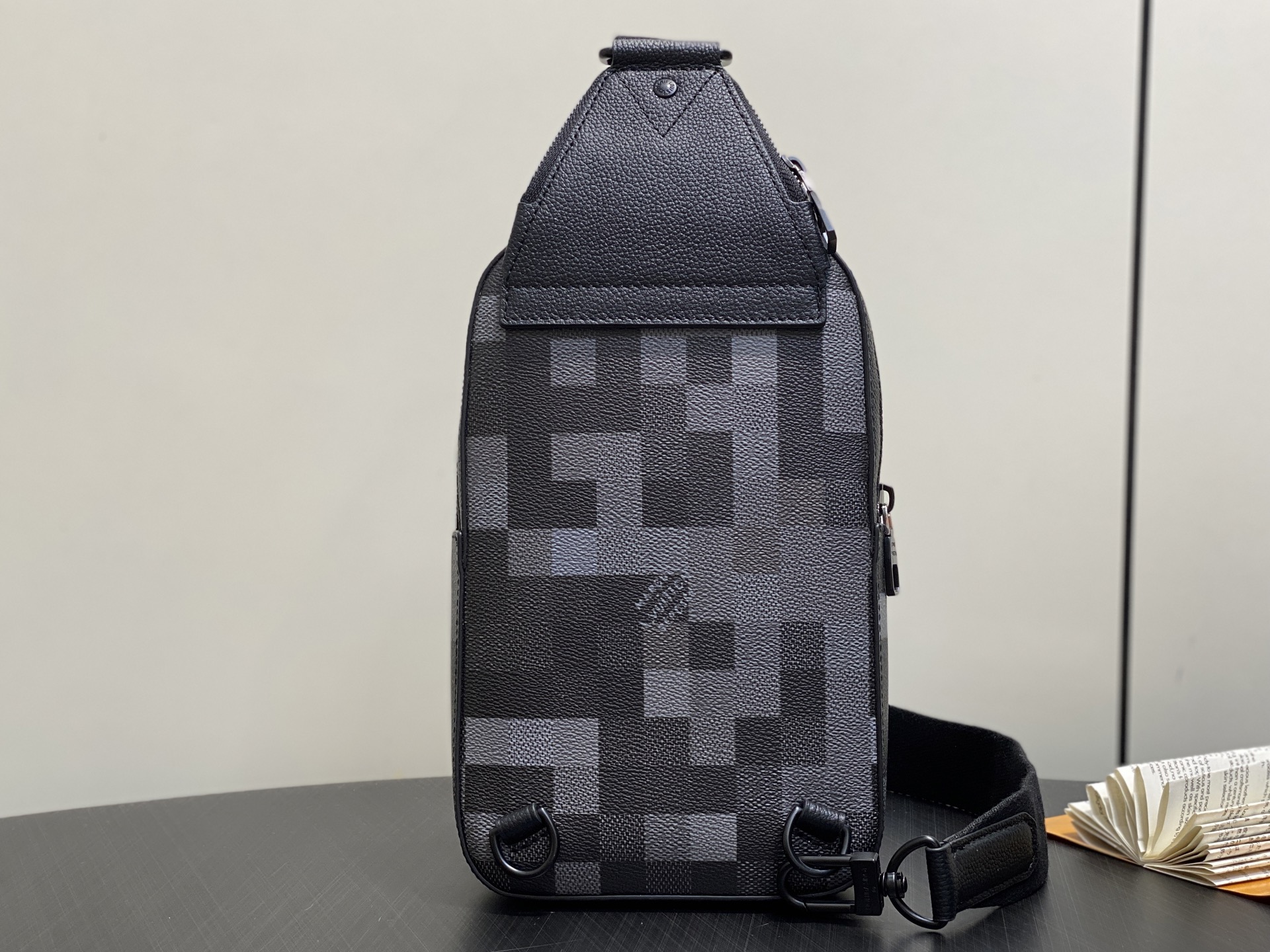 【顶级原单】M14953黑格 马赛克迷彩男包胸包Bolsa Sling Avenue 胸包 m14953