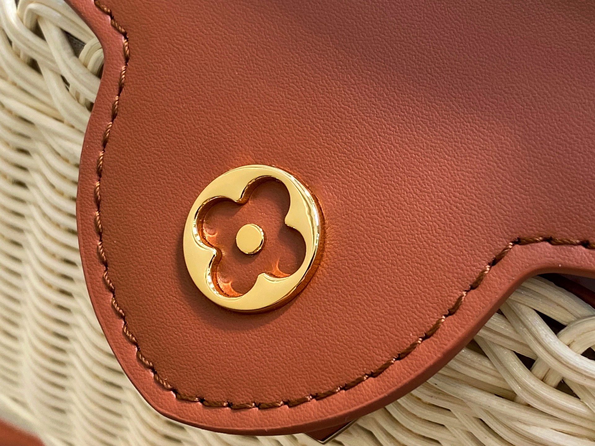 【顶级原单】M26025棕色/编织 全皮cap那英款 CAPUCINES BB 手袋 M14366深蓝 本款 Capucines BB 手袋回溯品牌于 1892 年推出的 Picnic Hl硬箱,演绎度假风尚的灵感启发。藤条包身需要数天的匠心编织方可完成,LV 字母和印花内衬注入经典格调。翻盖可置于内外两侧,充裕空间实现日常物品的轻松收纳,尺寸:21 ×8 × 14 厘米