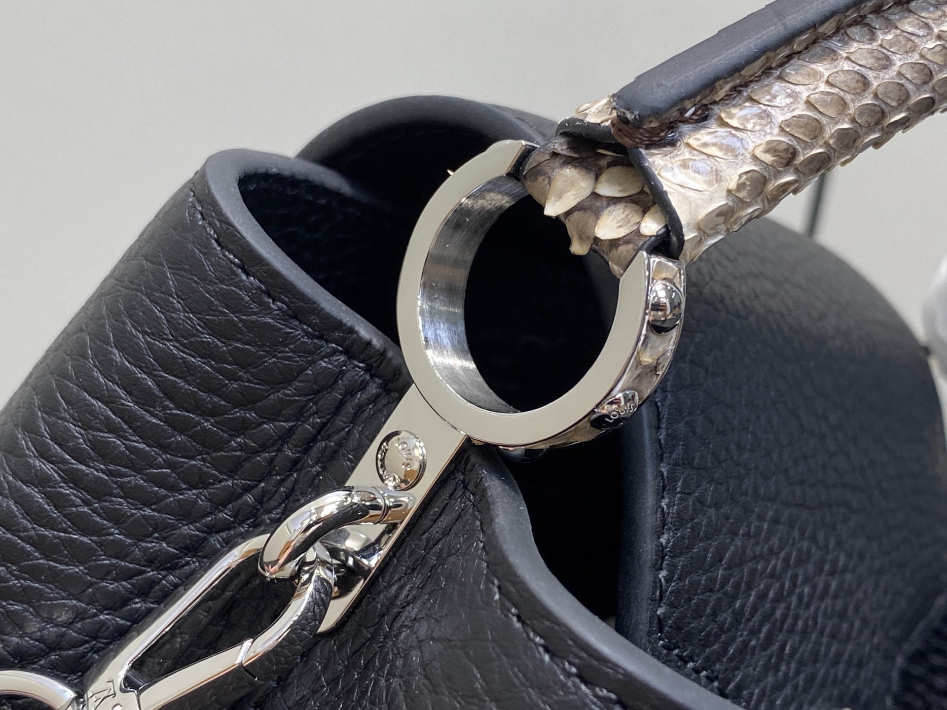 【顶级原单】N85513黑色蛇皮 全皮cap那英款系列 CAPUCINES 迷你手袋 Capucines