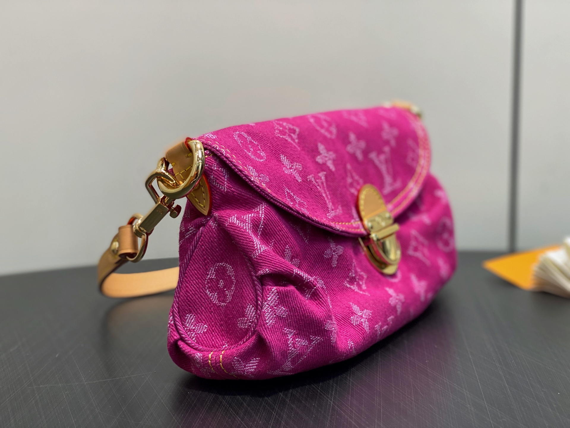 【顶级原单】M95216玫粉色 丹宁牛仔腋下包 Vintage 牛仔挎包 中古绝版牛仔手包,夏日必备时尚