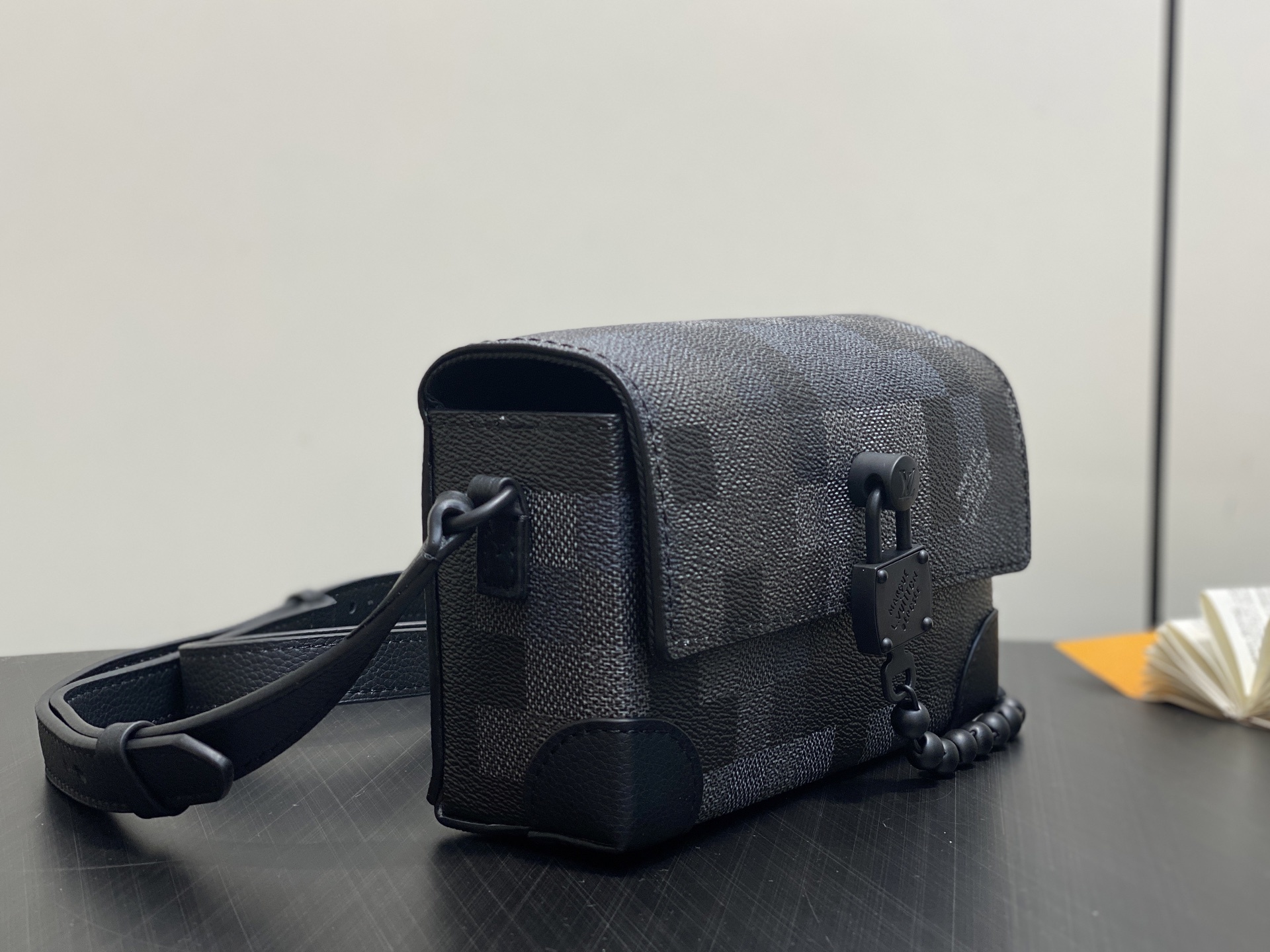 【顶级原单】M14923黑格迷彩 男包马赛克邮差包 本款 Steamer 迷你手袋以 Damoflage