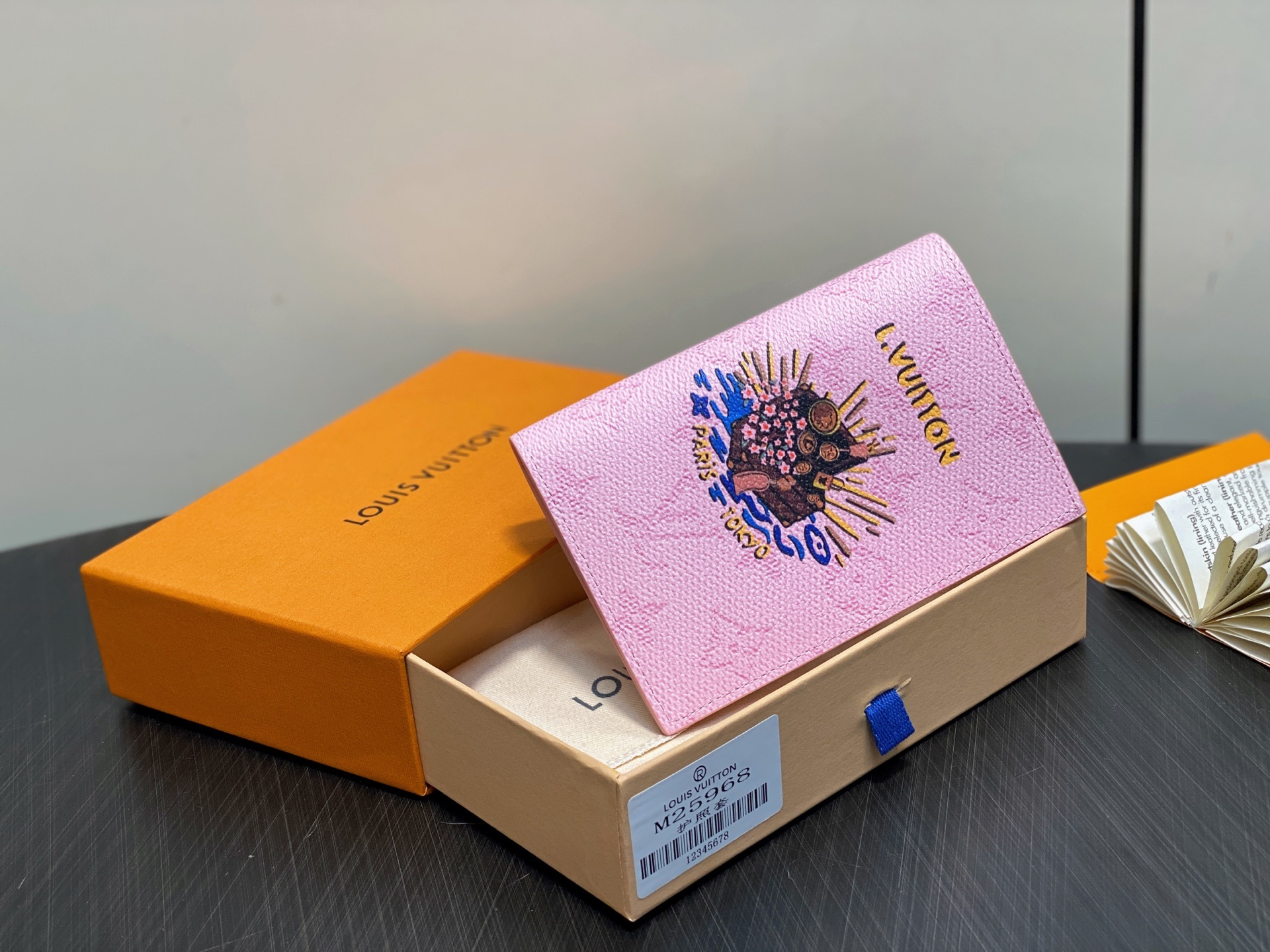 【顶级原单】M25968粉色 印花护照夹护照套 EARLY ACCESS Lv nugo联名 Passp