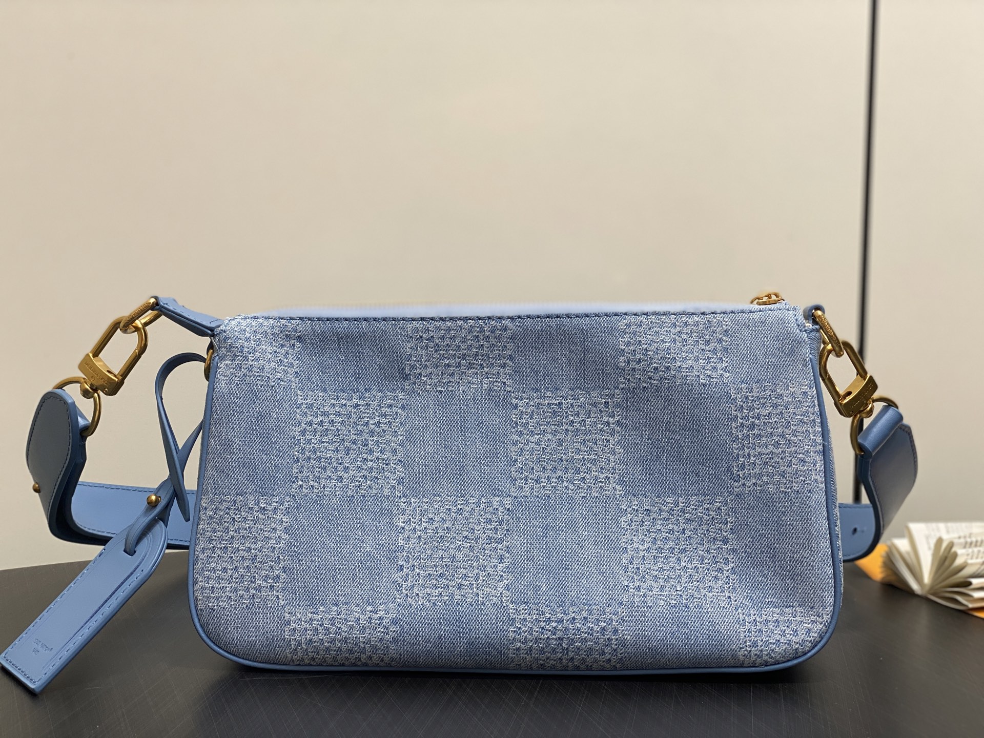 【顶级原单】N00204，N00240蓝色格子 丹宁牛仔男包邮差包 POCHETTE ACCESSOIR