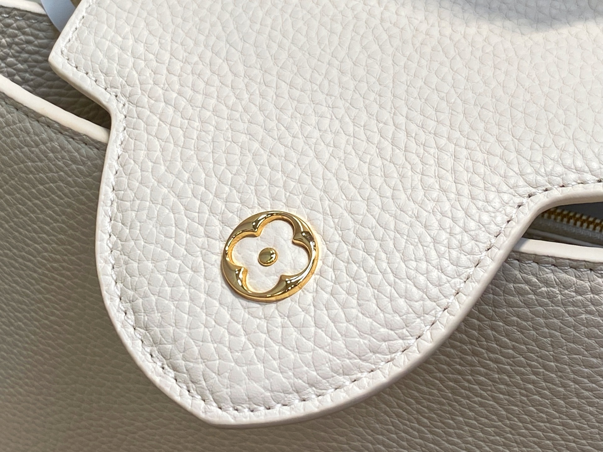 【顶级原单】M24545米白色 全皮cap那英款系列 CAPUCINES 中号手袋 Capucines