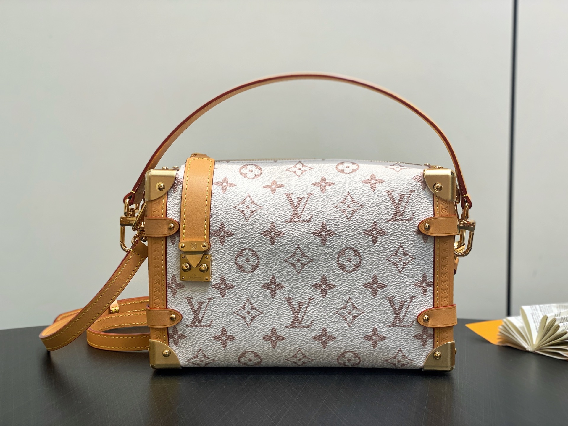 【顶级原单】M26287白花 软盒子包 SIDE TRUNK 中号手袋 本款 Side Trunk 中号