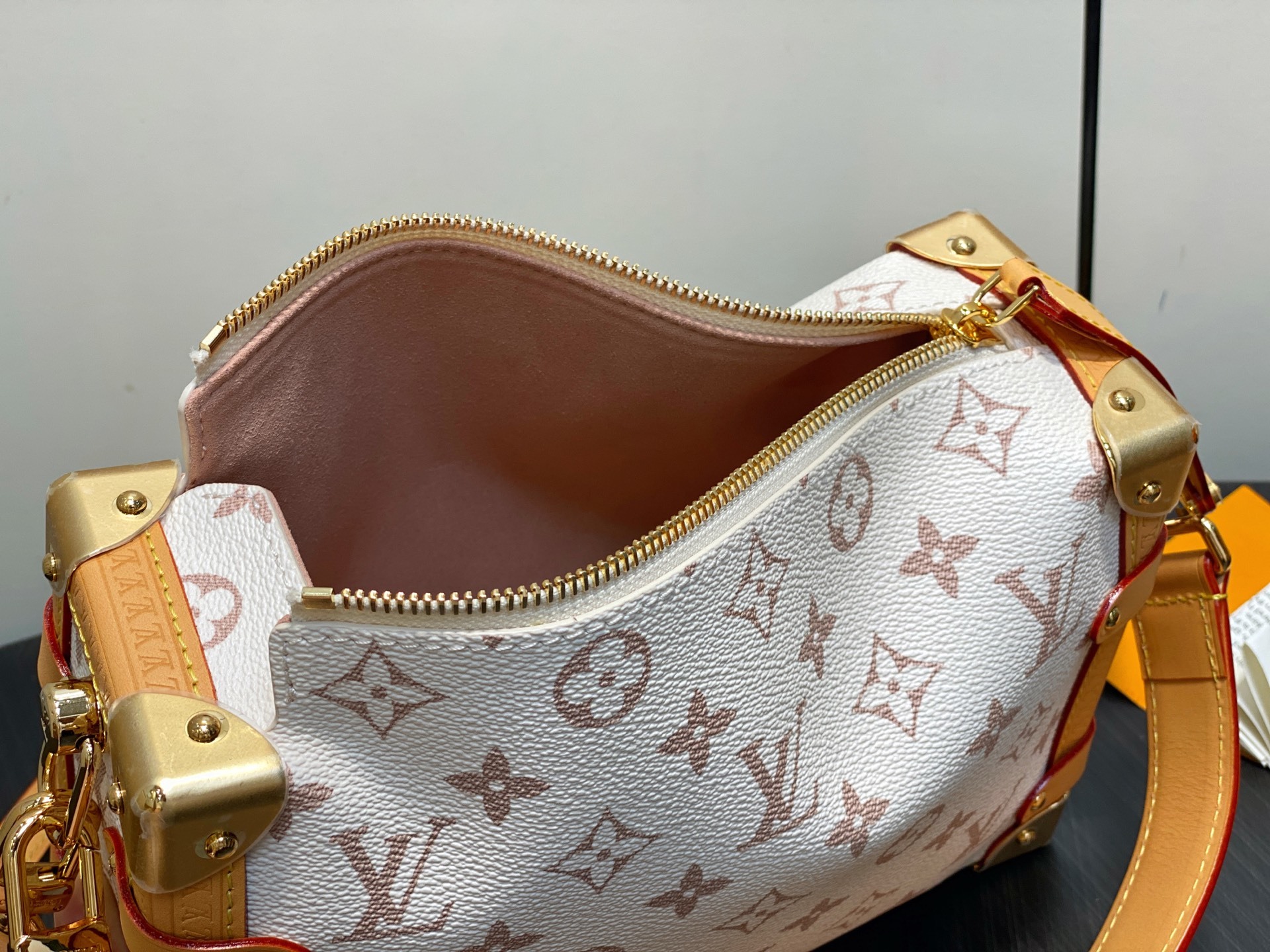 【顶级原单】M26287白花 软盒子包 SIDE TRUNK 中号手袋 本款 Side Trunk 中号