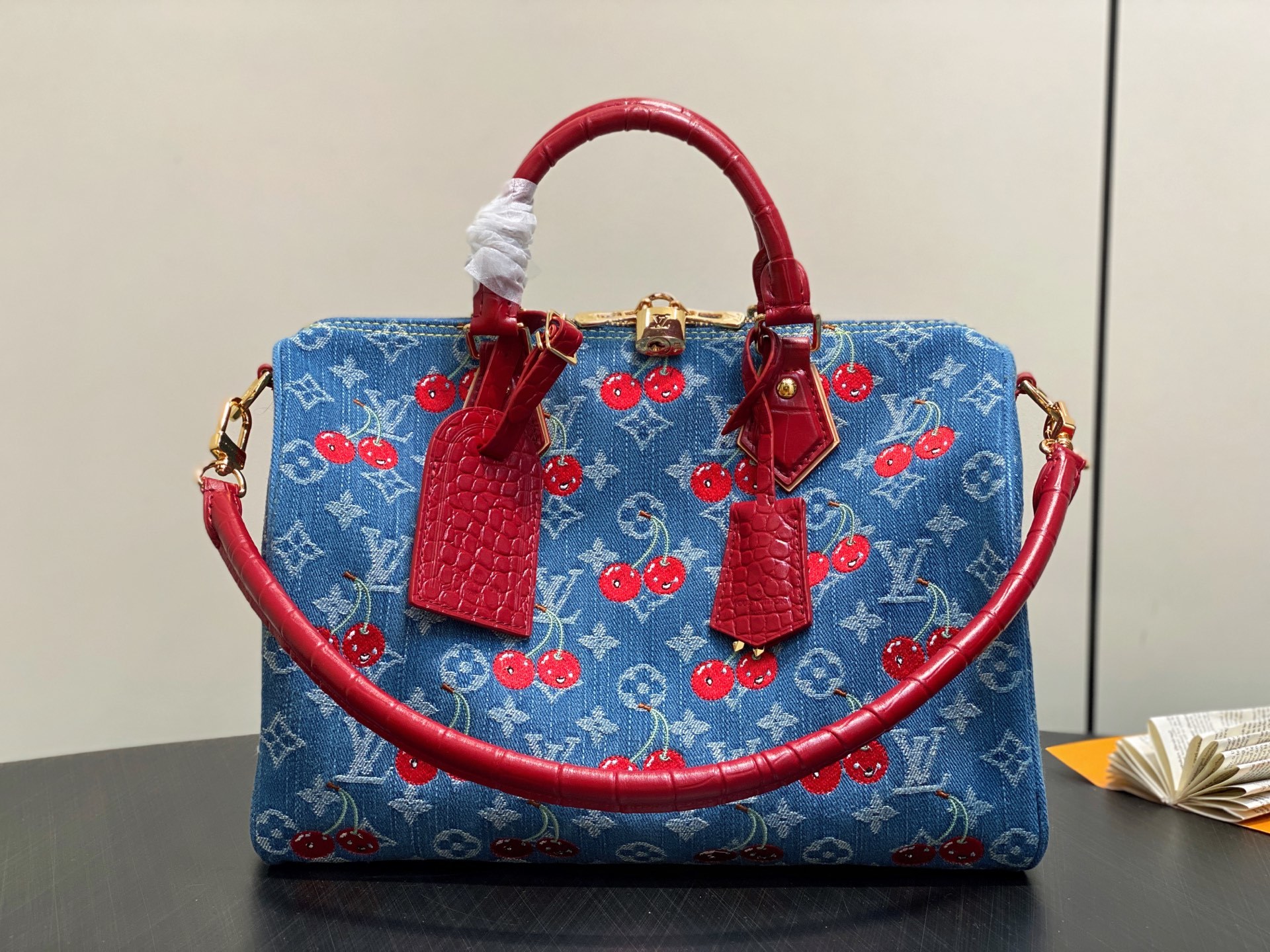 【顶级原单】N87627蓝色丹宁牛仔 刺绣樱桃枕头包配鳄鱼纹 Speedy Soft 30 手袋 本款
