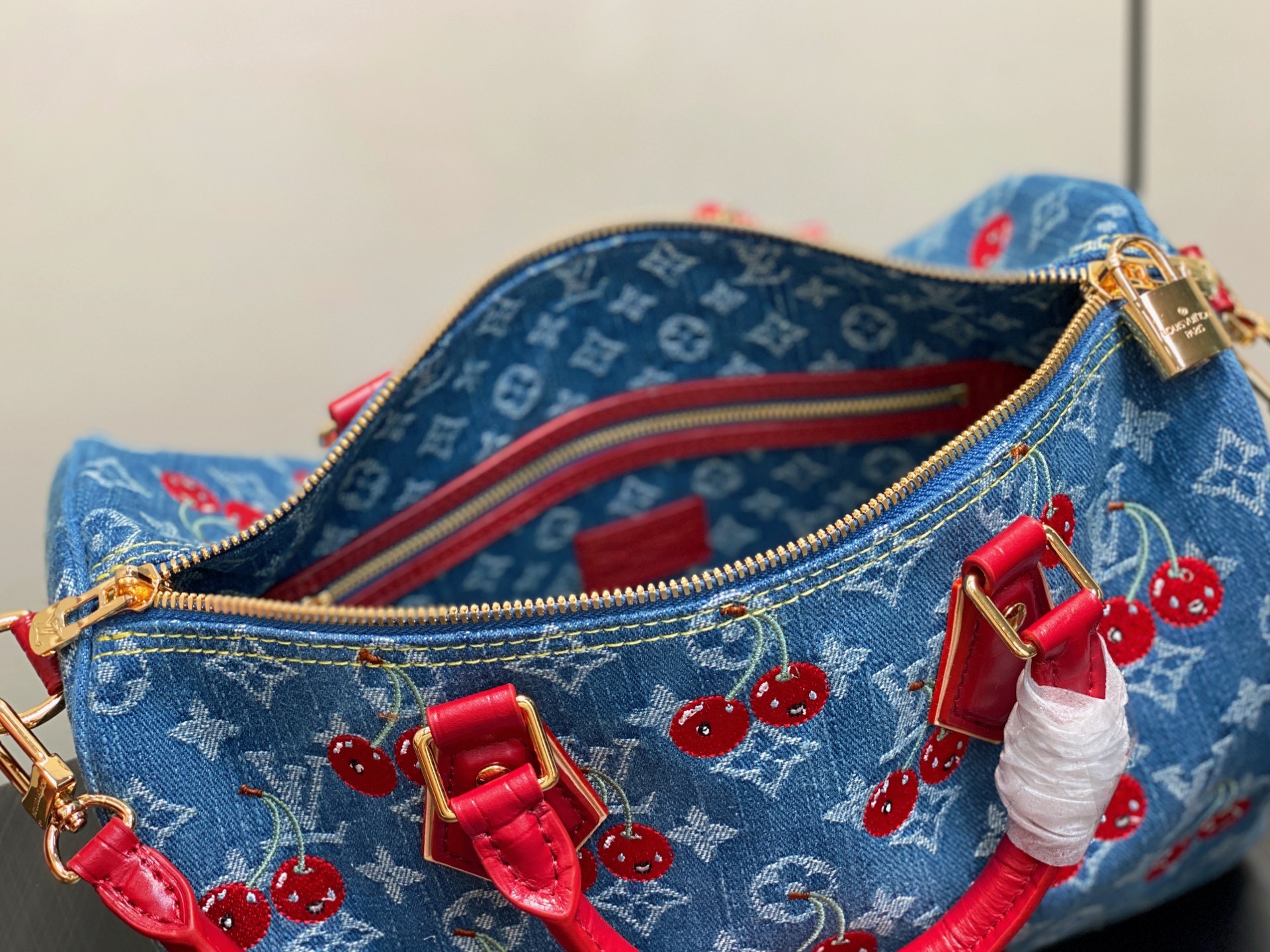 【顶级原单】N87627蓝色丹宁牛仔 刺绣樱桃枕头包配鳄鱼纹 Speedy Soft 30 手袋 本款