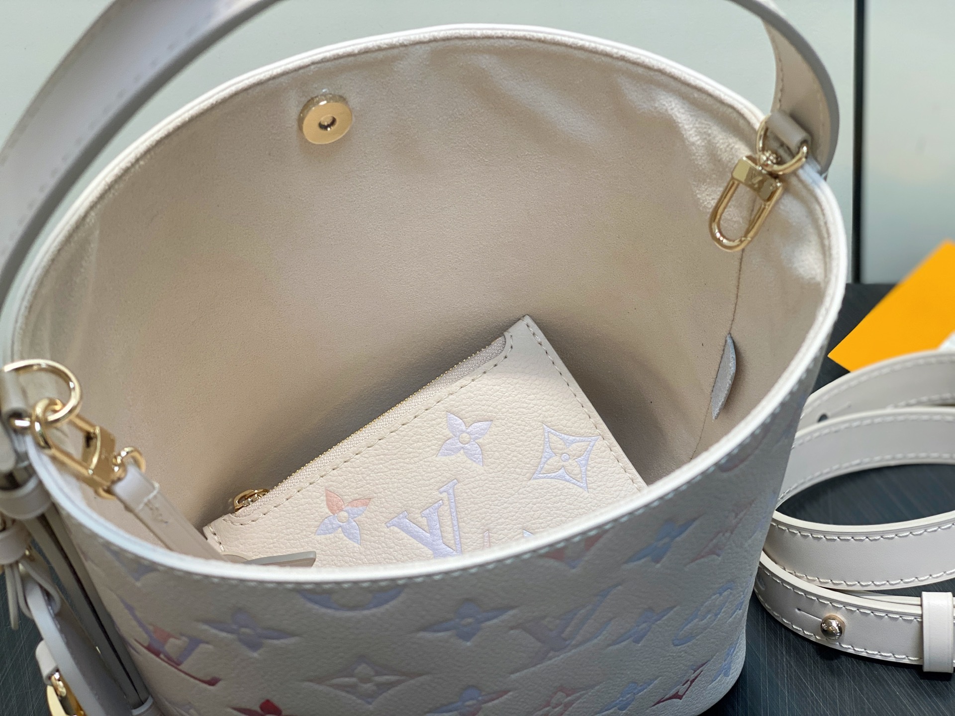 【顶级原单】M25673米白色渐变 全皮水桶包 All In BB 水桶手袋 出自 Dream 系列,令