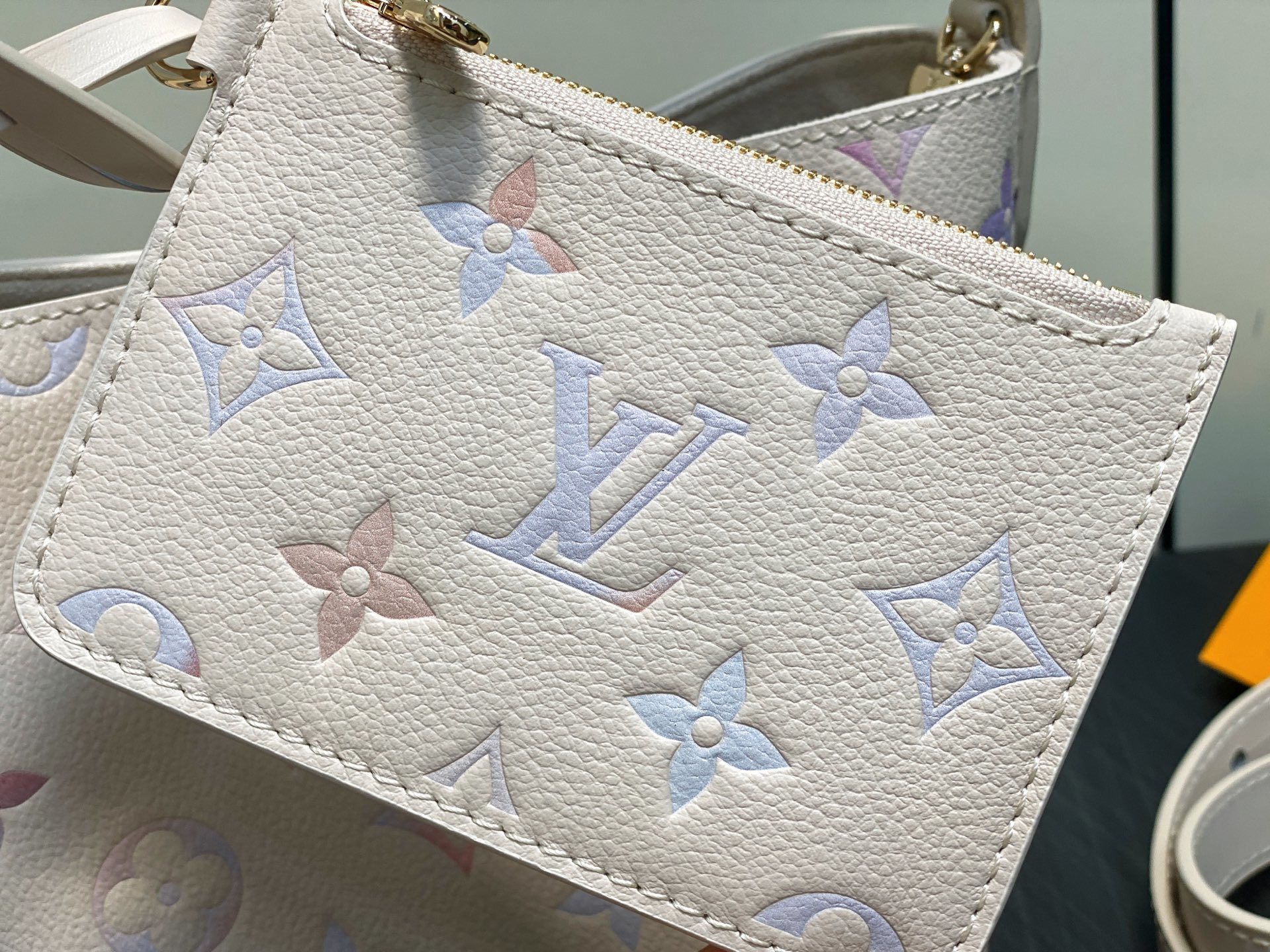 【顶级原单】M25673米白色渐变 全皮水桶包 All In BB 水桶手袋 出自 Dream 系列,令