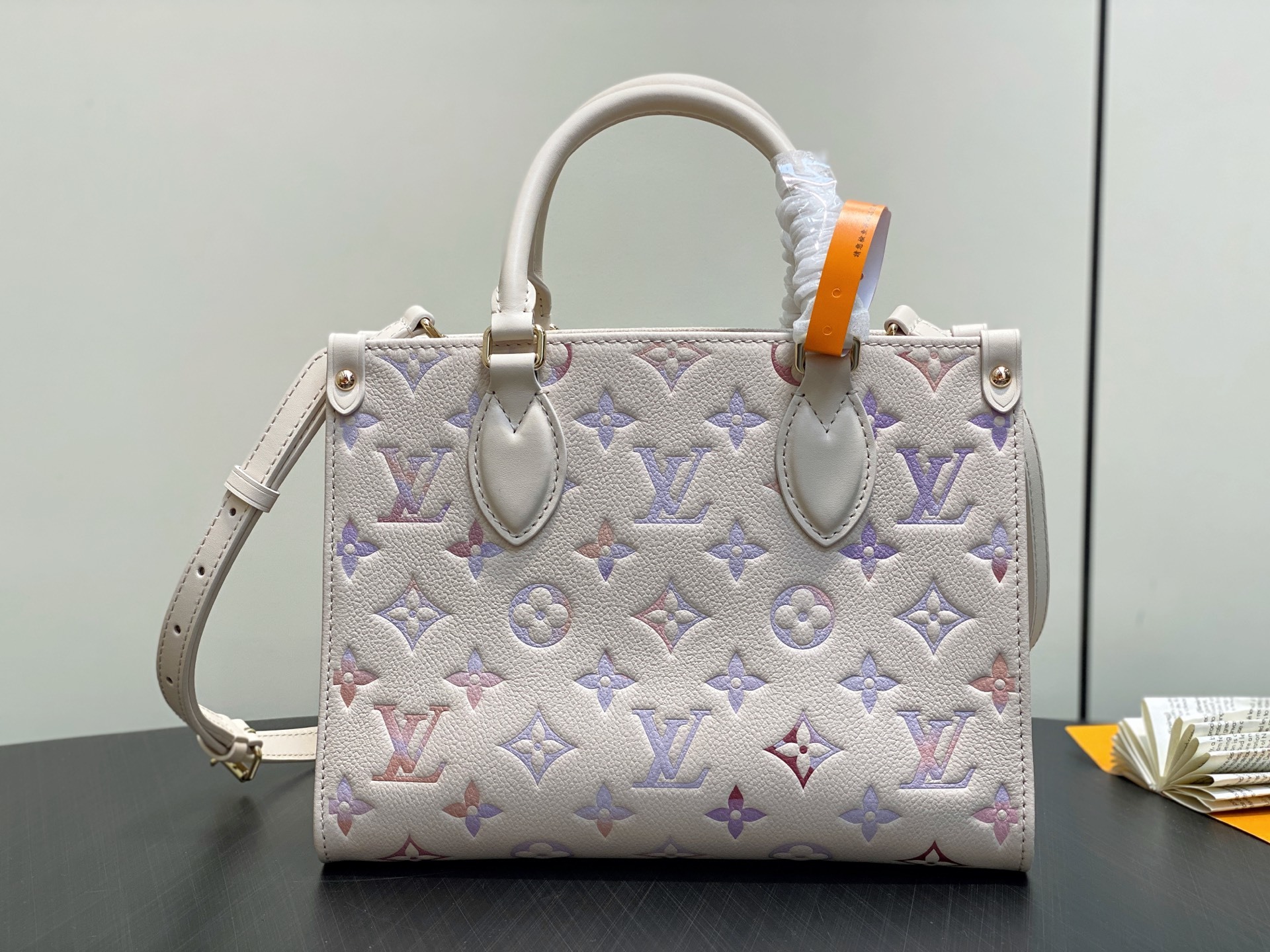 【顶级原单】M25770米白渐变 全皮四方包 当季新款 ONTHEGO 小号手袋 本款 OnTheGo