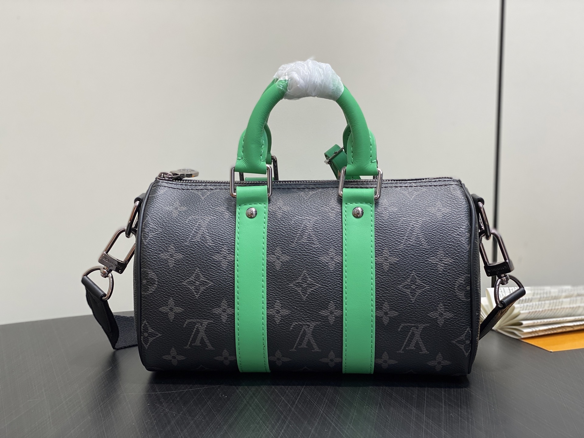 【顶级原单】M25885黑花/绿色 男包枕头包 KEEPALL BANDOULIÈRE 25 手袋 本款