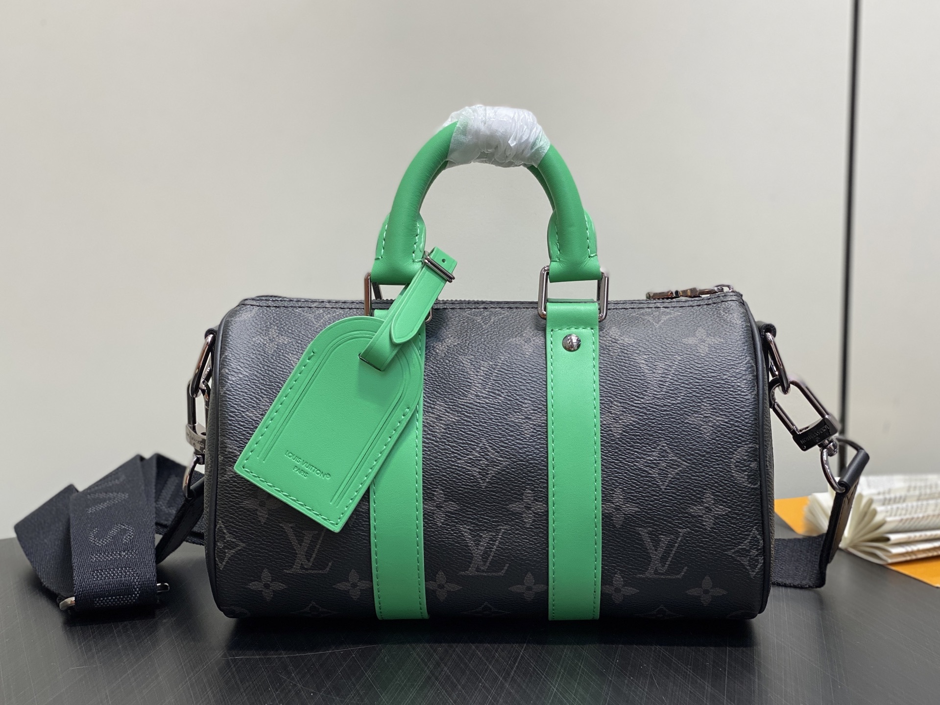 【顶级原单】M25885黑花/绿色 男包枕头包 KEEPALL BANDOULIÈRE 25 手袋 本款