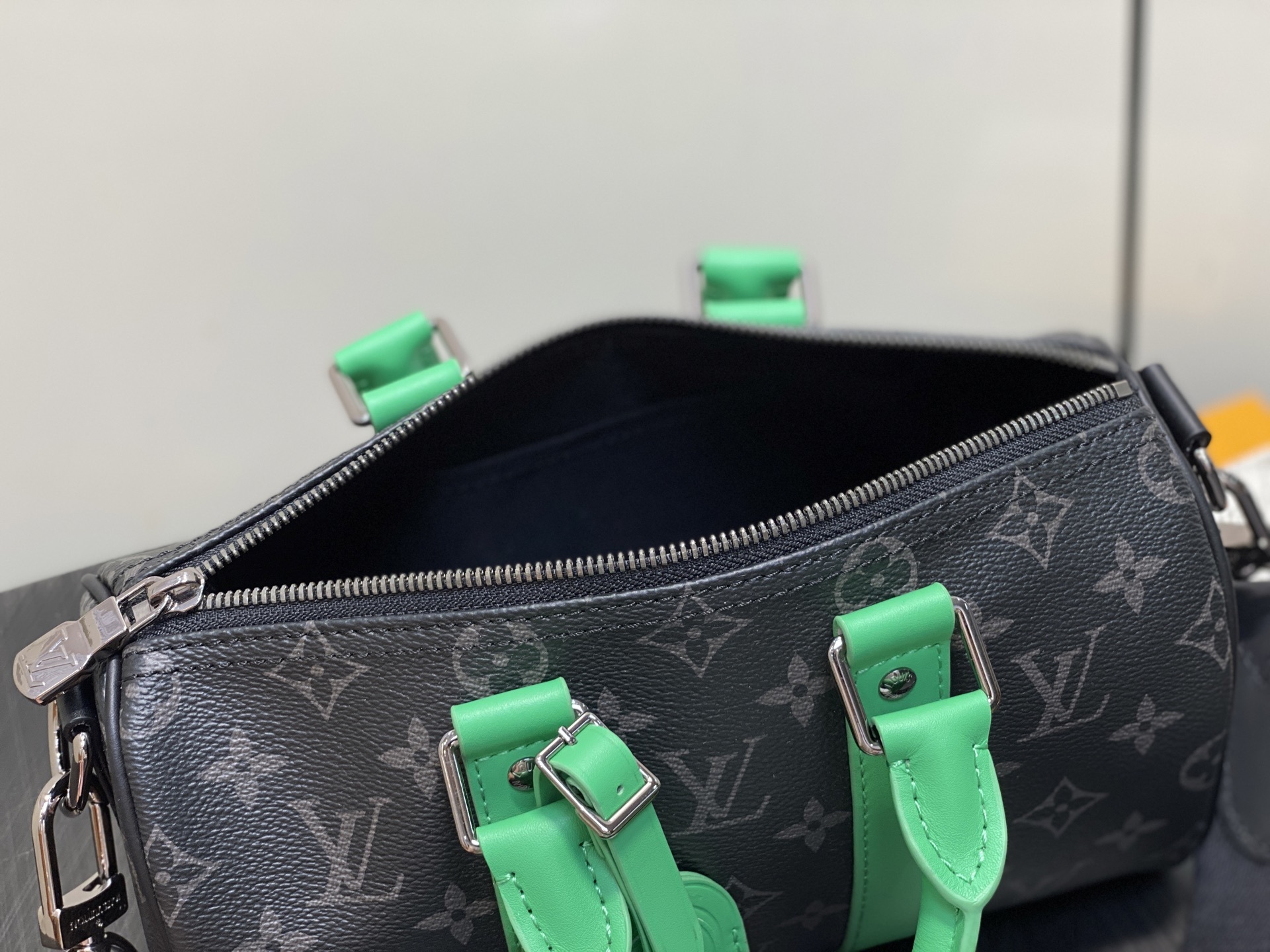 【顶级原单】M25885黑花/绿色 男包枕头包 KEEPALL BANDOULIÈRE 25 手袋 本款