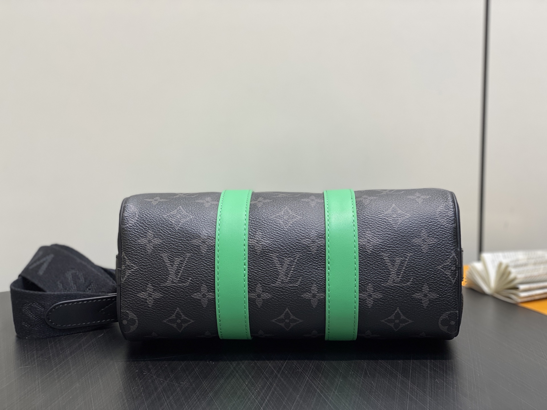 【顶级原单】M25885黑花/绿色 男包枕头包 KEEPALL BANDOULIÈRE 25 手袋 本款