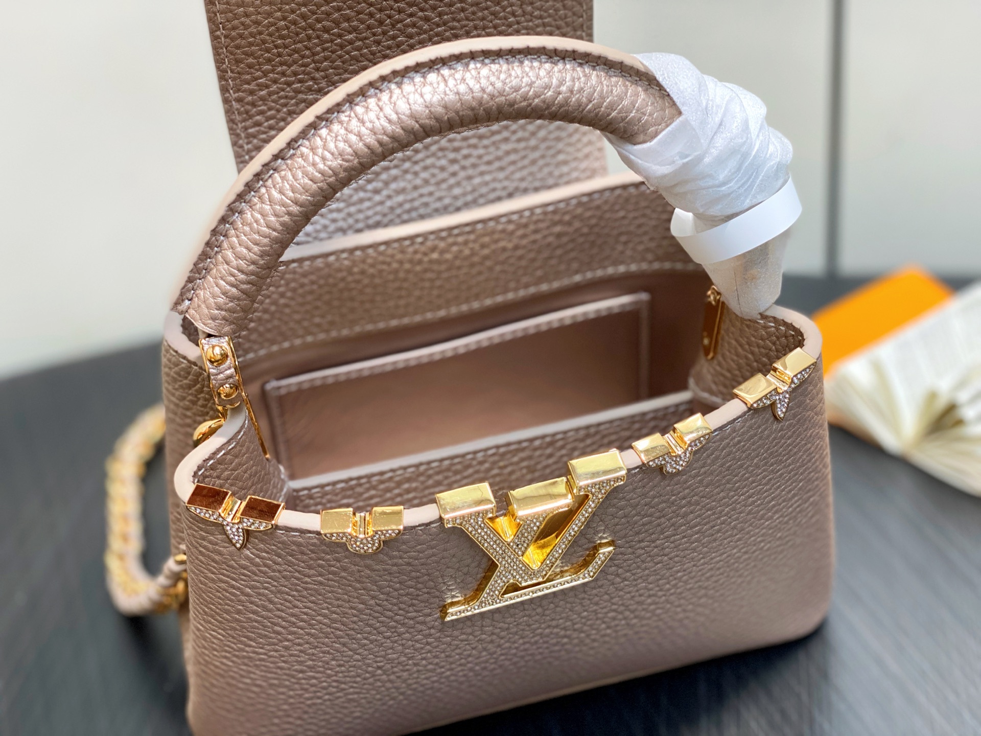 【顶级原单】M48865 珠光拼金钻花冠 全皮cap那英款 Capucines 迷你手袋 法国进口小牛皮