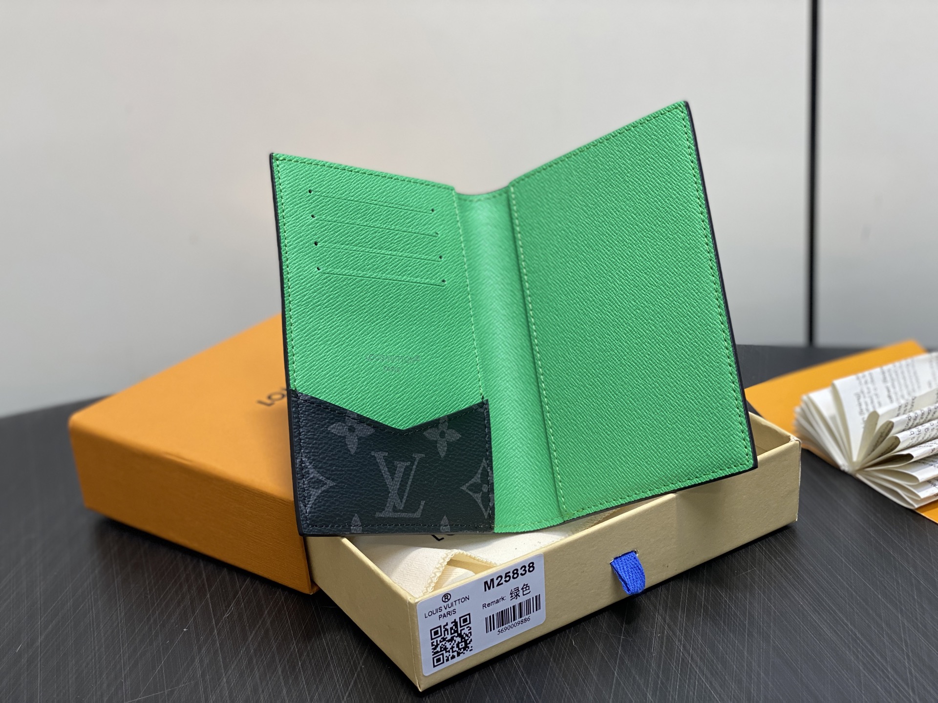 【顶级原单】M25838黑花/绿色 护照夹护照套 当季新款 护照套 本款护照套为 Monogram Ec