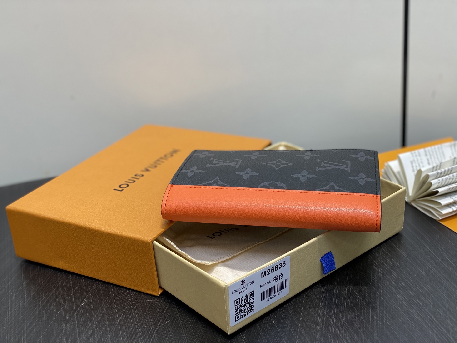 【顶级原单】M25838黑花/橙色 护照夹护照套 当季新款 护照套 本款护照套为 Monogram Ec