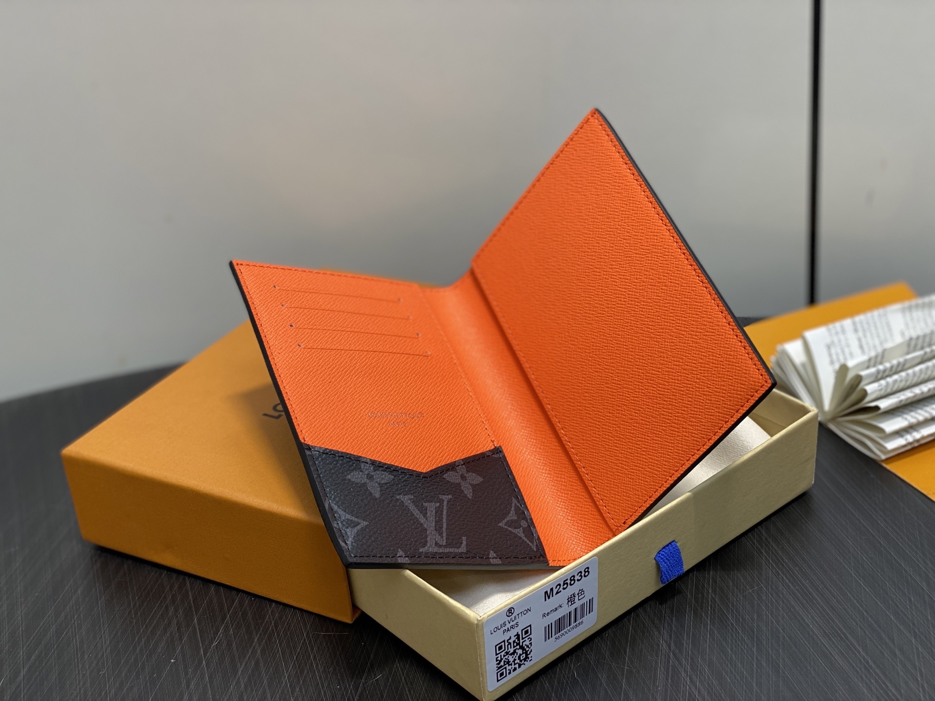 【顶级原单】M25838黑花/橙色 护照夹护照套 当季新款 护照套 本款护照套为 Monogram Ec