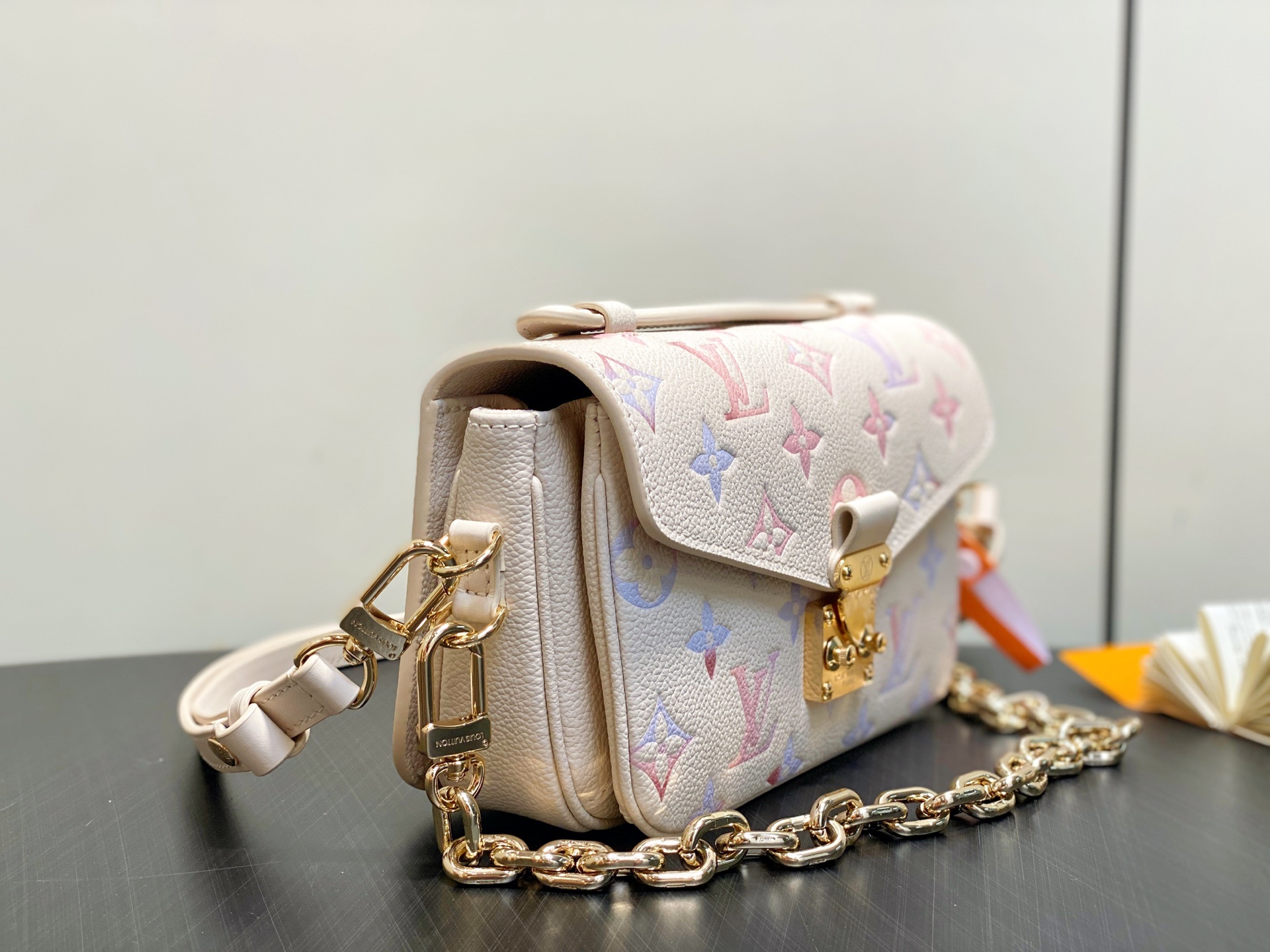 【顶级原单】M25682米白渐变色 全皮链条包邮差包 当季新款 POCHETTE MÉTIS EAST