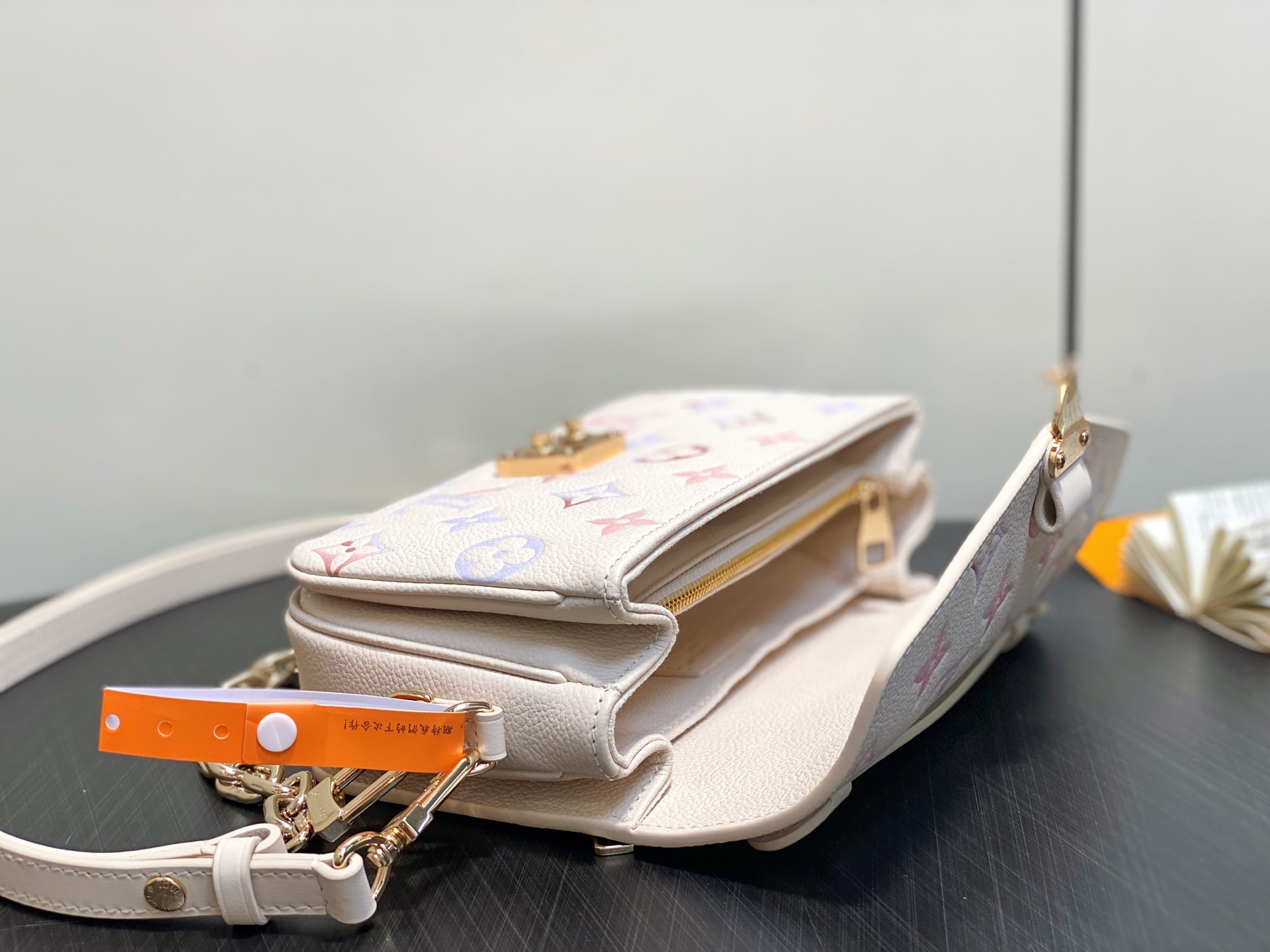 【顶级原单】M25682米白渐变色 全皮链条包邮差包 当季新款 POCHETTE MÉTIS EAST