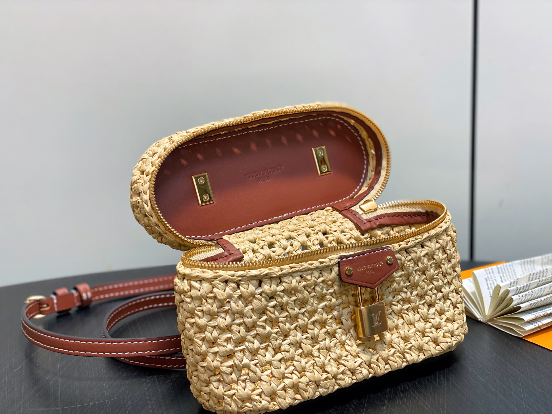 【顶级原单】M14303棕色 拉菲草编织化妆包 Vanity Chain Pouch 手袋 加入度假系列