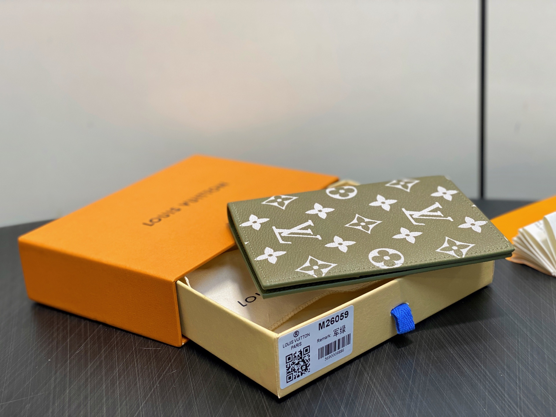 【顶级原单】M26059军绿 护照夹护照套 本款护照套为 Monogram Macassar 帆布勾勒明