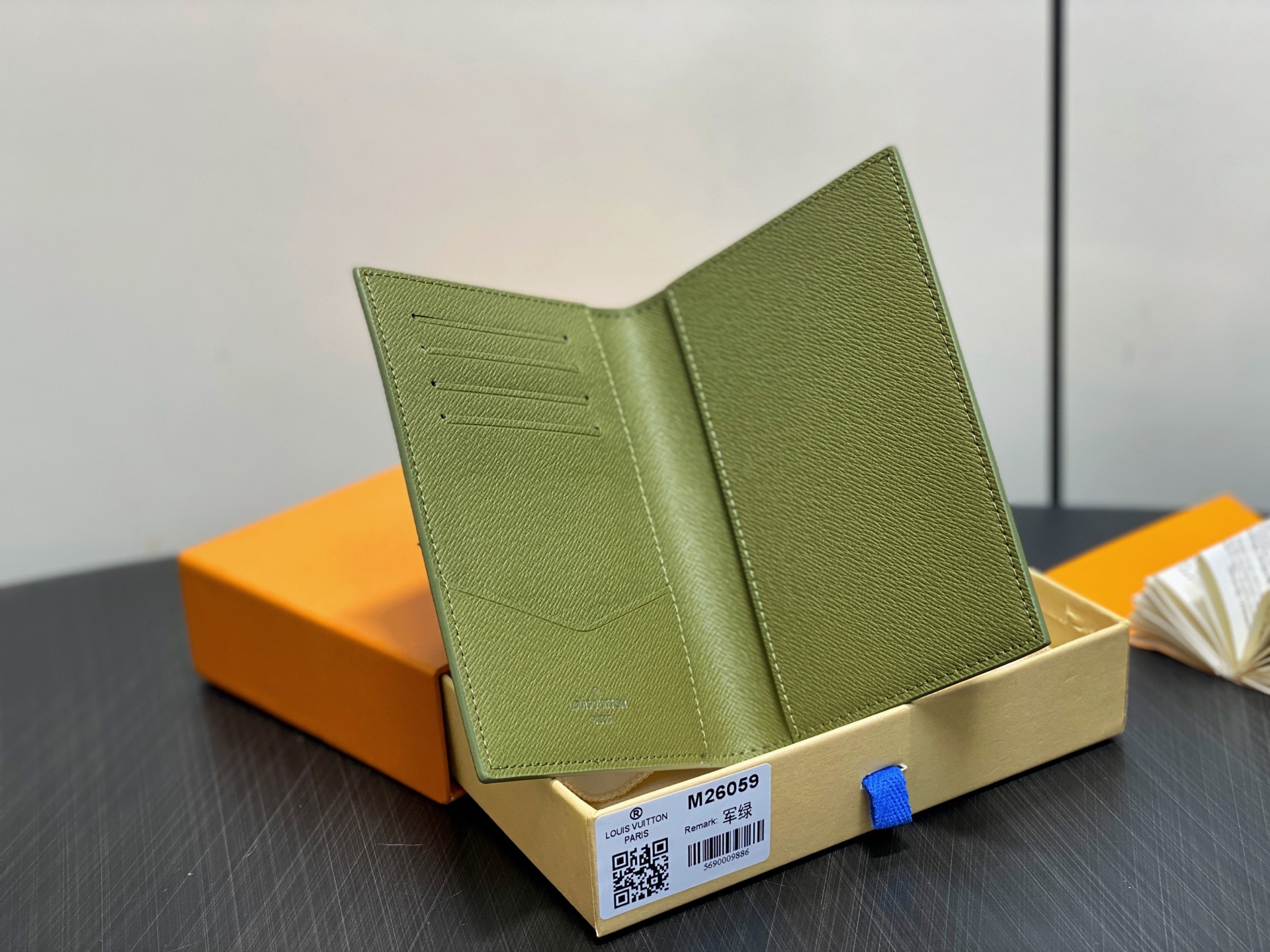 【顶级原单】M26059军绿 护照夹护照套 本款护照套为 Monogram Macassar 帆布勾勒明